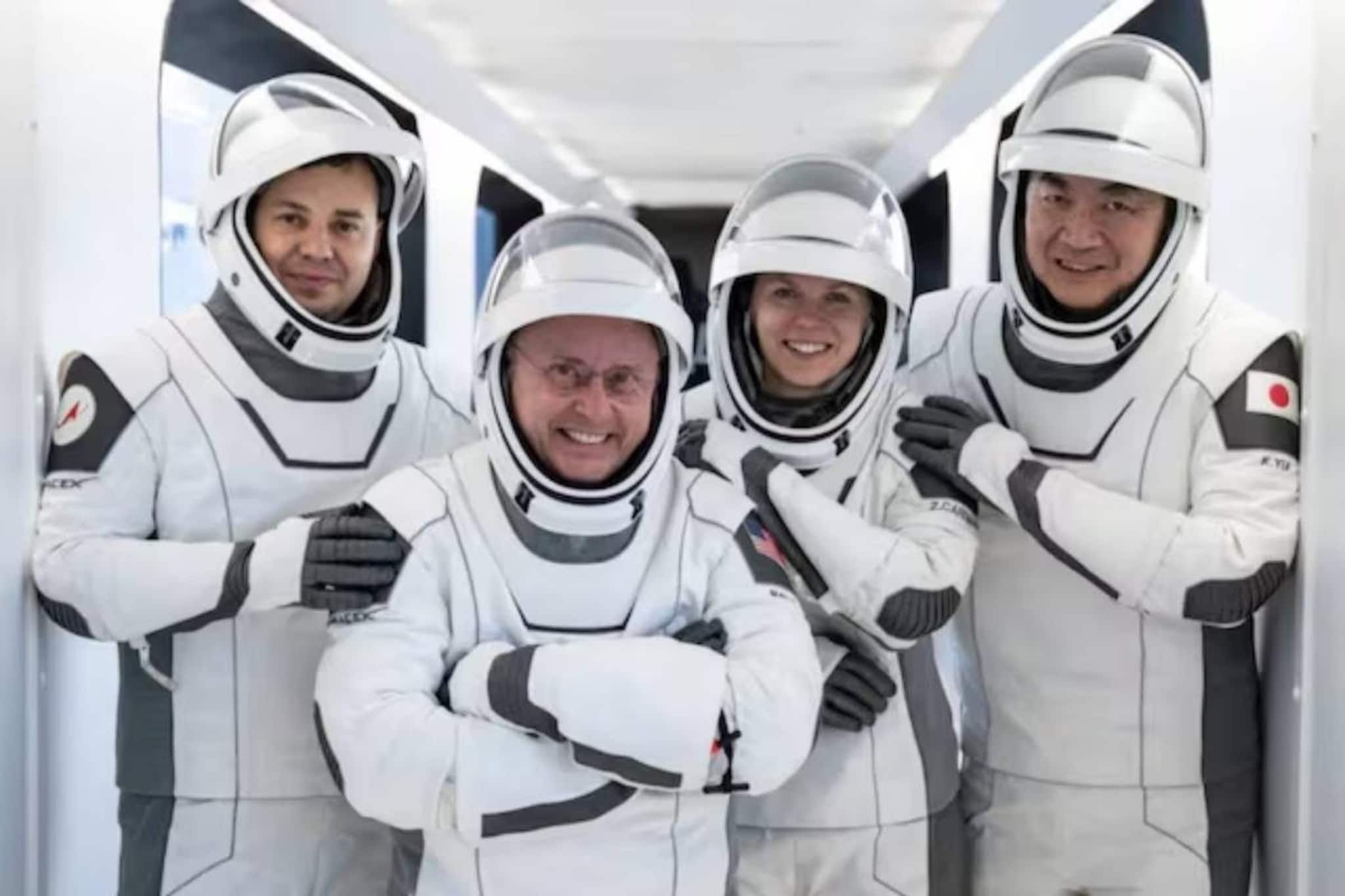 ചരിത്രത്തിലാദ്യം; ആരോഗ്യപ്രശ്‌നം നേരിടുന്ന സഞ്ചാരിയുമായി ക്രൂ-11 ഡ്രാഗൺ പേടകം ഭൂമിയിലിറങ്ങി