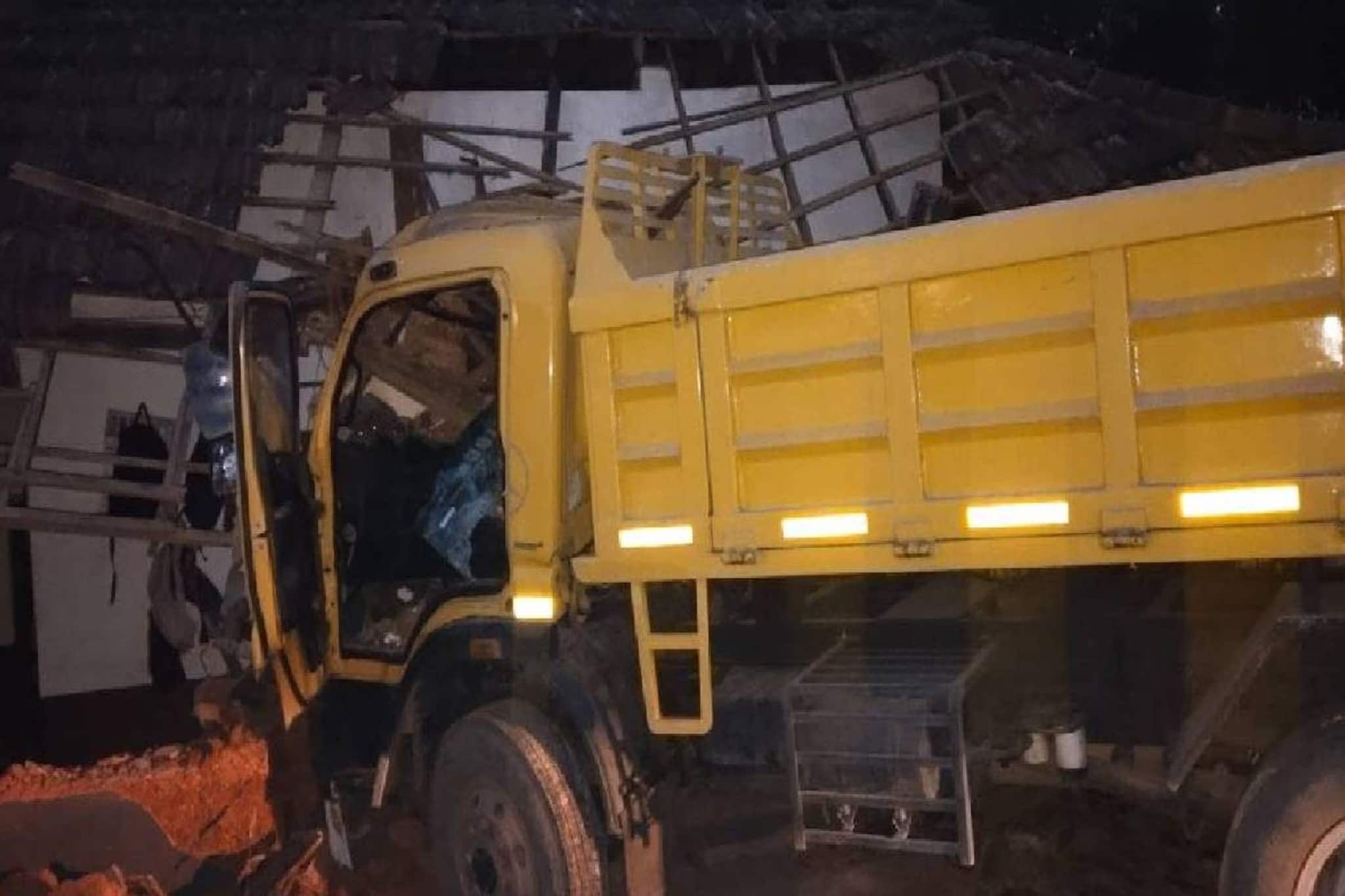 മണ്ണാർക്കാട് നിയന്ത്രണം വിട്ട ടിപ്പർ വീടിനുള്ളിലേക്ക് ഇടിച്ചുകയറി; മൂന്ന് പേർക്ക് പരിക്ക്, വീട് തകർന്നു