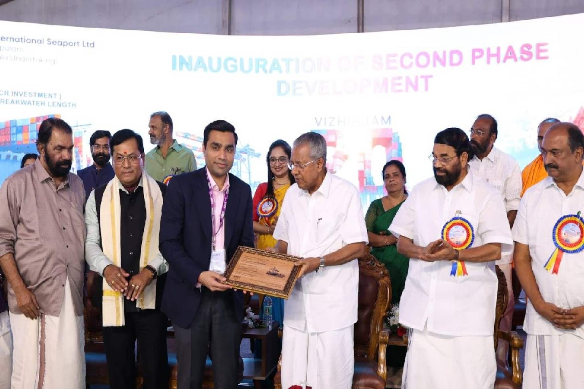 'വിഴിഞ്ഞം വികസനം നടക്കാത്ത നാടെന്ന് കേരളത്തെ ആക്ഷേപിച്ചവർക്കുള്ള മറുപടി'; രണ്ടാം ഘട്ടം ഉദ്ഘാടനം ചെയ്ത് മുഖ്യമന്ത്രി