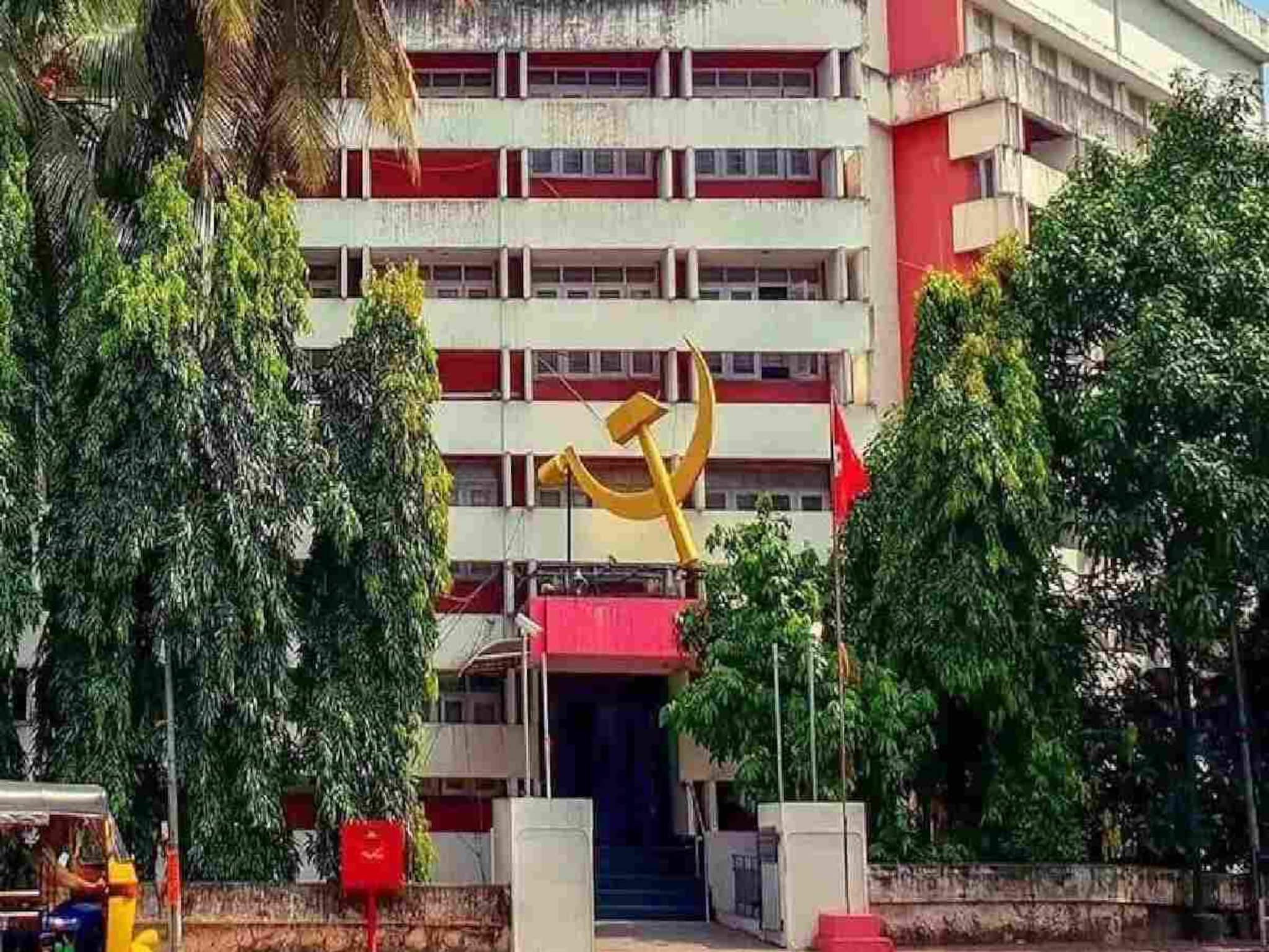 'കേരള സര്വകലാശാലയുടെ സ്ഥലം കൈയ്യേറി'; പഴയ എകെജി സെന്റര് കെട്ടിടം ഒഴിപ്പിക്കണമെന്ന് ഹൈക്കോടതിയില് ഹര്ജി 'കേരള സര്വകലാശാലയുടെ സ്ഥലം കൈയ്യേറി'; പഴയ എകെജി സെന്റര് കെട്ടിടം ഒഴിപ്പിക്കണമെന്ന് ഹൈക്കോടതിയില് ഹര്ജി