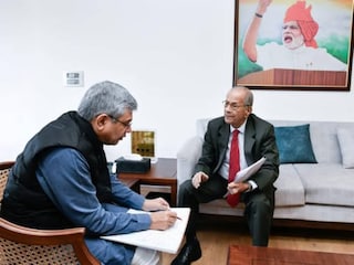 മെട്രോമാൻ ഇ  ശ്രീധരൻ കേന്ദ്രമന്ത്രി അശ്വിനി വൈഷ്ണവുമായി ചർച്ച നടത്തുന്നു