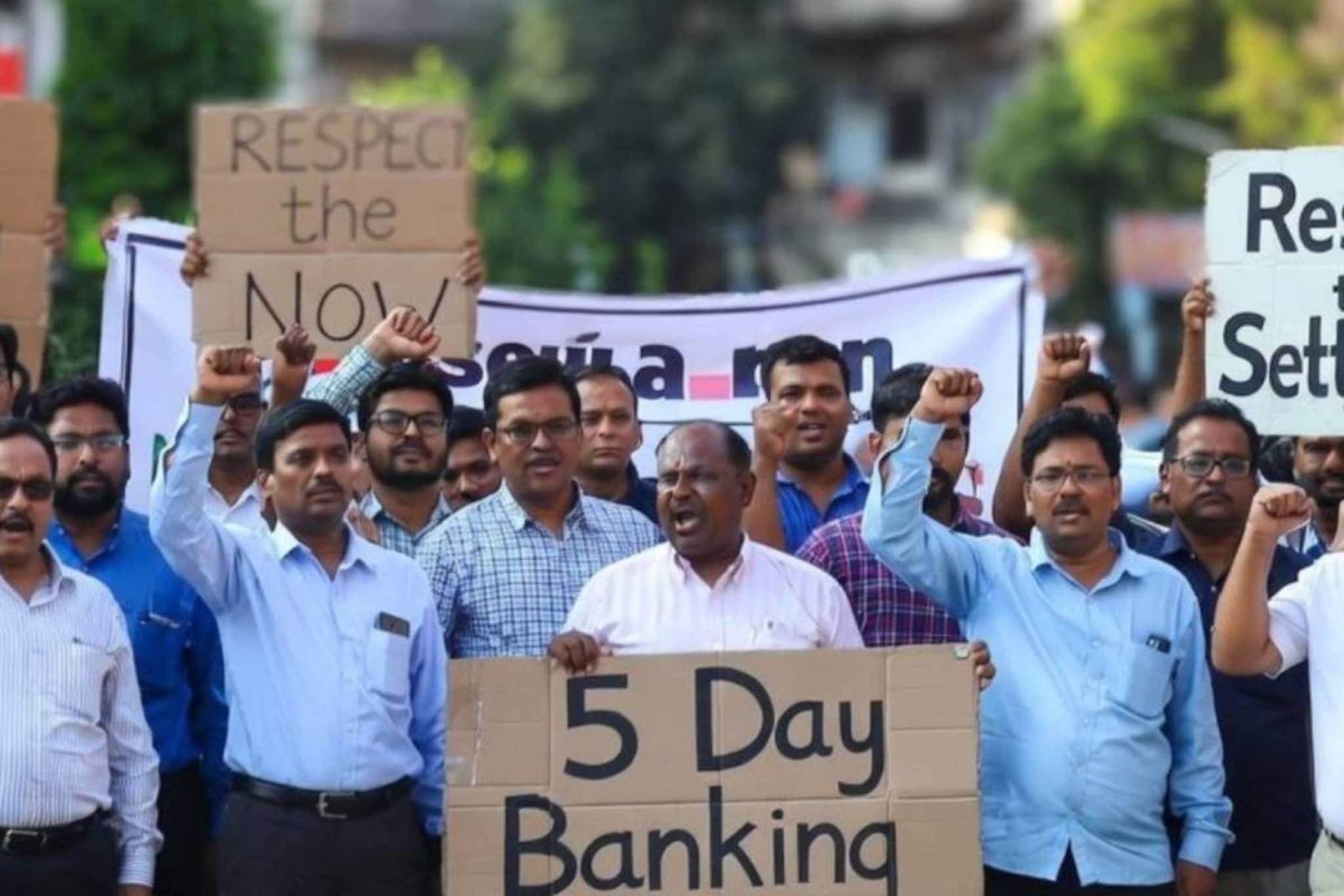 'എല്ലാ ശനിയാഴ്ചയും അവധി'; ജീവനക്കാരുടെ പണിമുടക്കിൽ ബാങ്കുകളുടെ പ്രവർത്തനം ചൊവ്വാഴ്ച തടസപ്പെടാൻ സാധ്യത 'എല്ലാ ശനിയാഴ്ചയും അവധി'; ജീവനക്കാരുടെ പണിമുടക്കിൽ ബാങ്കുകളുടെ പ്രവർത്തനം ചൊവ്വാഴ്ച തടസപ്പെടാൻ സാധ്യത