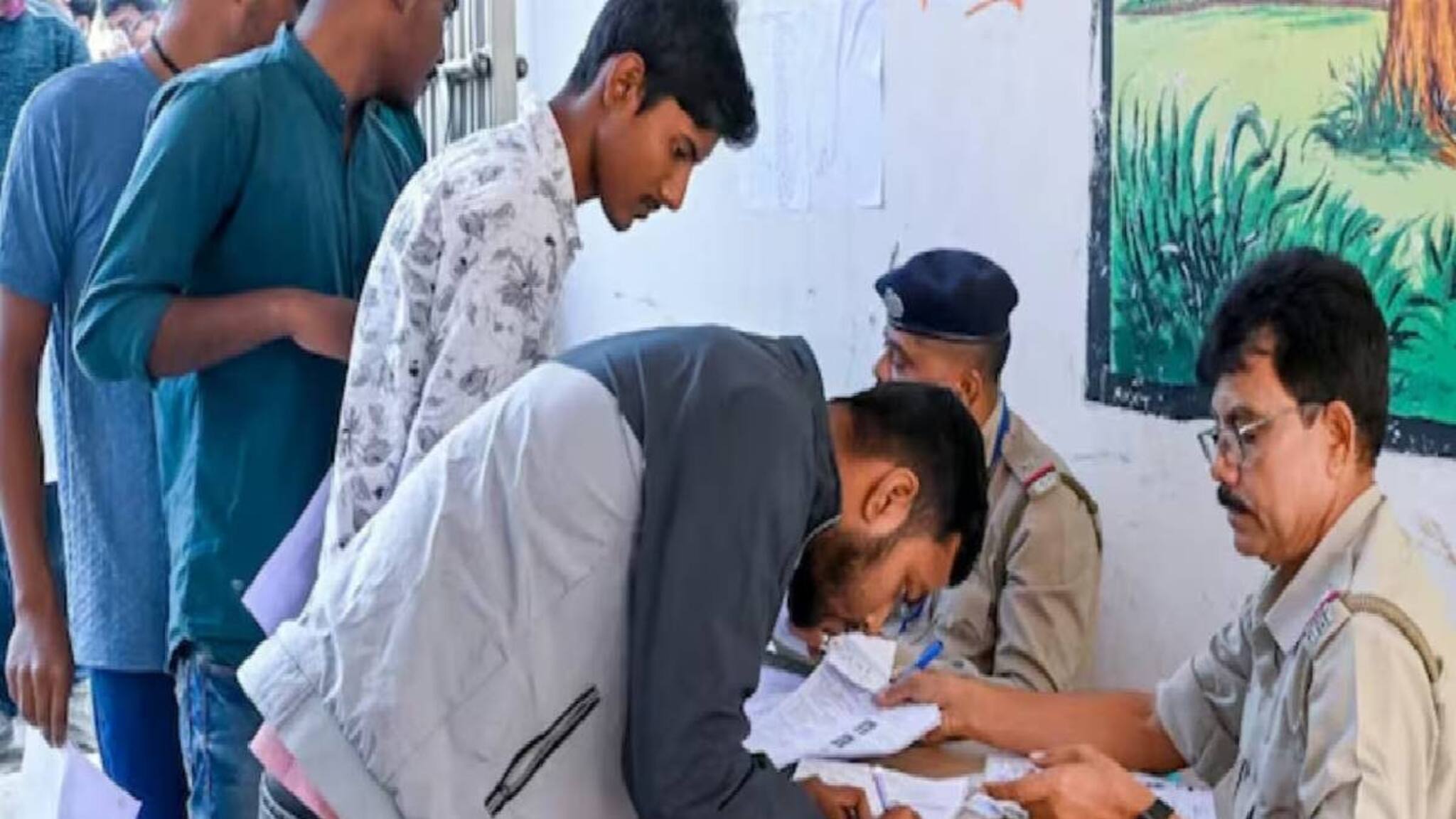 ഗുജറാത്തിൽ പോലീസ് ജോലിക്ക് വേണ്ടി 5 കിലോമീറ്റർ ഓടിയ 25കാരൻ പിതാവിന്റെ മുന്നിൽ കുഴഞ്ഞുവീണ് മരിച്ചു