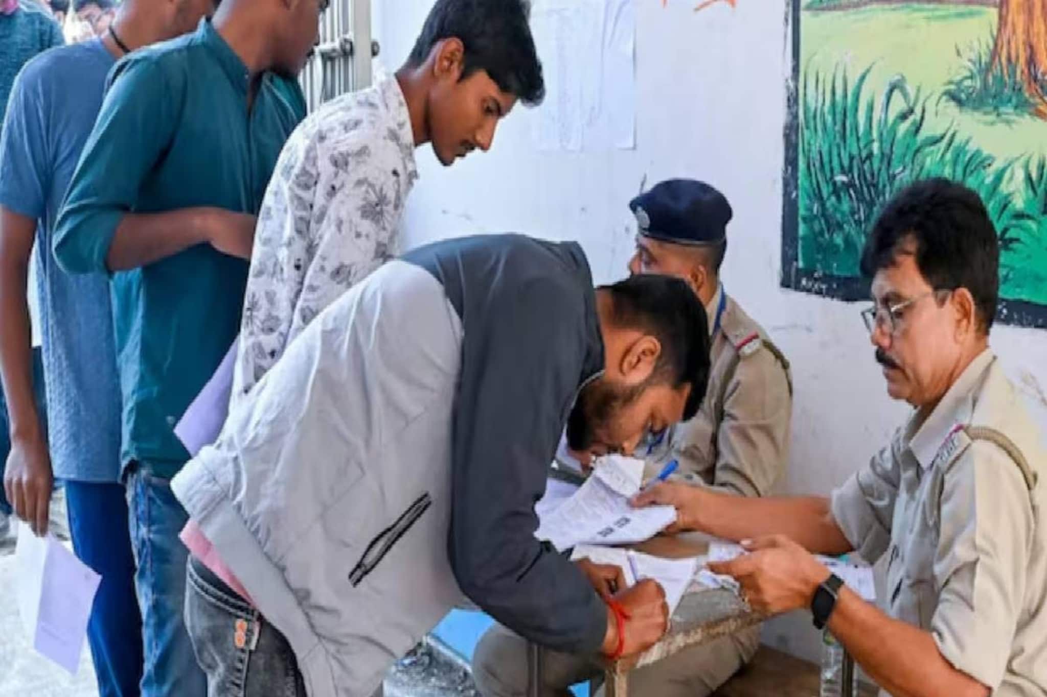 ഗുജറാത്തിൽ പോലീസ് ജോലിക്ക് വേണ്ടി 5 കിലോമീറ്റർ ഓടിയ 25കാരൻ പിതാവിന്റെ മുന്നിൽ കുഴഞ്ഞുവീണ് മരിച്ചു ഗുജറാത്തിൽ പോലീസ് ജോലിക്ക് വേണ്ടി 5 കിലോമീറ്റർ ഓടിയ 25കാരൻ പിതാവിന്റെ മുന്നിൽ കുഴഞ്ഞുവീണ് മരിച്ചു