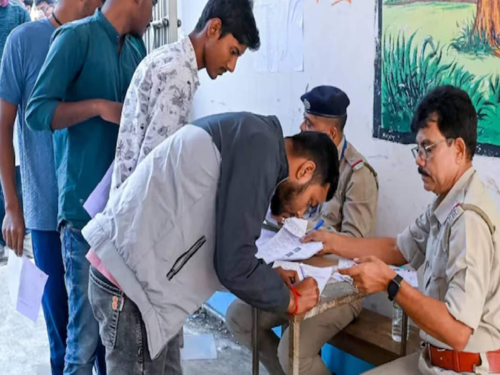 ഗുജറാത്തിൽ പോലീസ് ജോലിക്ക് വേണ്ടി 5 കിലോമീറ്റർ ഓടിയ 25കാരൻ പിതാവിന്റെ മുന്നിൽ കുഴഞ്ഞുവീണ് മരിച്ചു ഗുജറാത്തിൽ പോലീസ് ജോലിക്ക് വേണ്ടി 5 കിലോമീറ്റർ ഓടിയ 25കാരൻ പിതാവിന്റെ മുന്നിൽ കുഴഞ്ഞുവീണ് മരിച്ചു