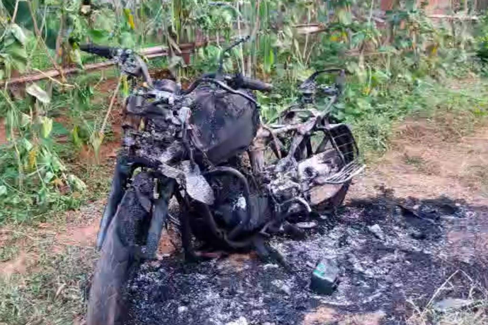 സിപിഎം പുറത്താക്കിയ കുഞ്ഞികൃഷ്ണനെ അനുകൂലിച്ച് പ്രകടനം നടത്തിയയാളുടെ ബൈക്ക് കത്തിച്ച നിലയിൽ‌