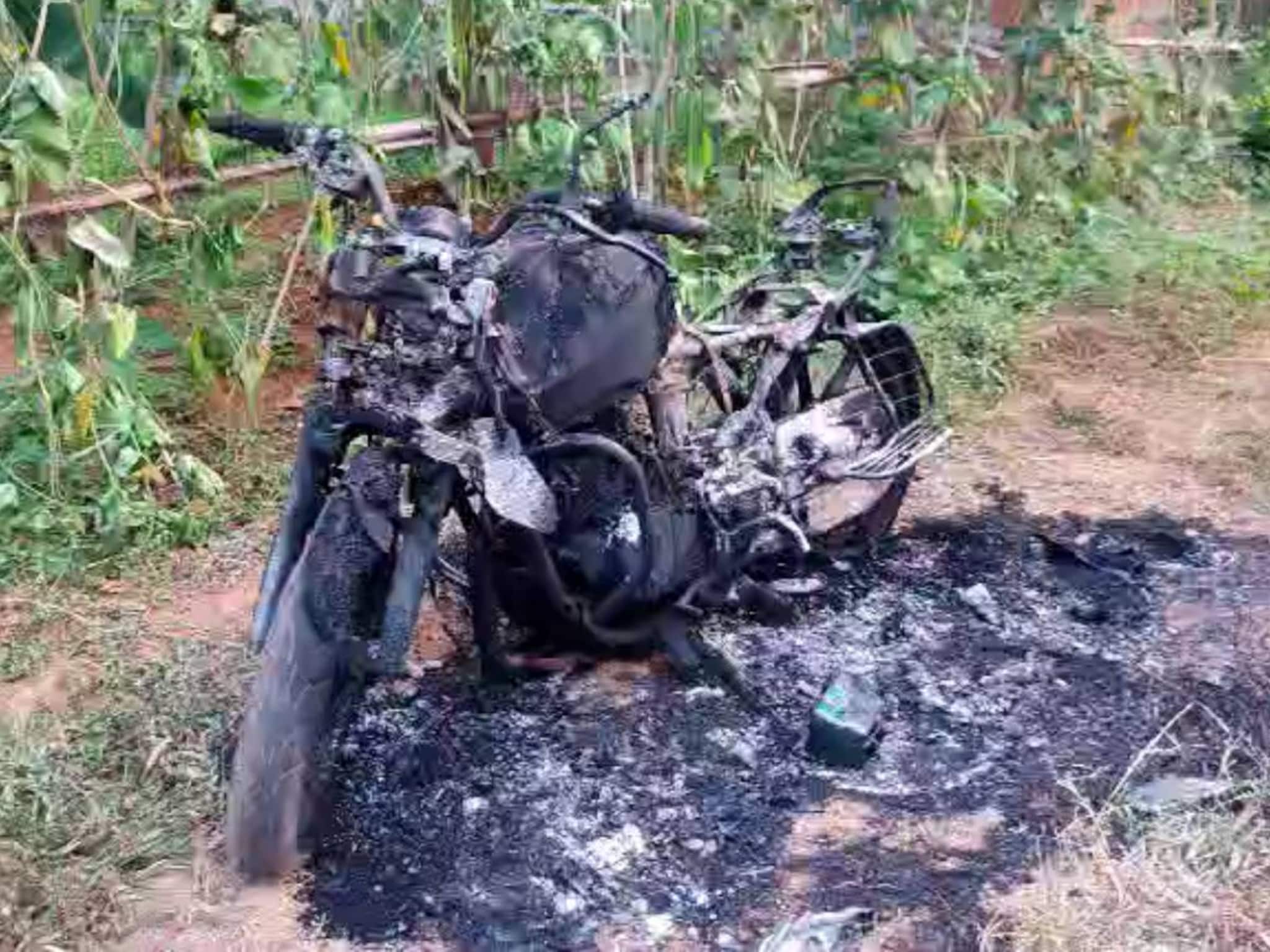 സിപിഎം പുറത്താക്കിയ കുഞ്ഞികൃഷ്ണനെ അനുകൂലിച്ച് പ്രകടനം നടത്തിയയാളുടെ ബൈക്ക് കത്തിച്ച നിലയിൽ‌