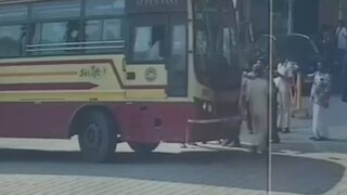  കുഞ്ഞുമായി  കെഎസ്ആർടിസി ബസ്  ആശുപത്രിയിലെത്തുന്നതിന്റെ സിസിടിവി ദൃശ്യം