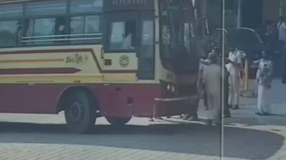 കുഞ്ഞുമായി കെഎസ്ആർടിസി ബസ് ആശുപത്രിയിലെത്തുന്നതിന്റെ സിസിടിവി ദൃശ്യം കുഞ്ഞുമായി കെഎസ്ആർടിസി ബസ് ആശുപത്രിയിലെത്തുന്നതിന്റെ സിസിടിവി ദൃശ്യം