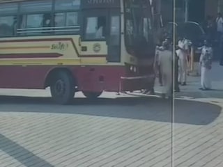  കുഞ്ഞുമായി  കെഎസ്ആർടിസി ബസ്  ആശുപത്രിയിലെത്തുന്നതിന്റെ സിസിടിവി ദൃശ്യം