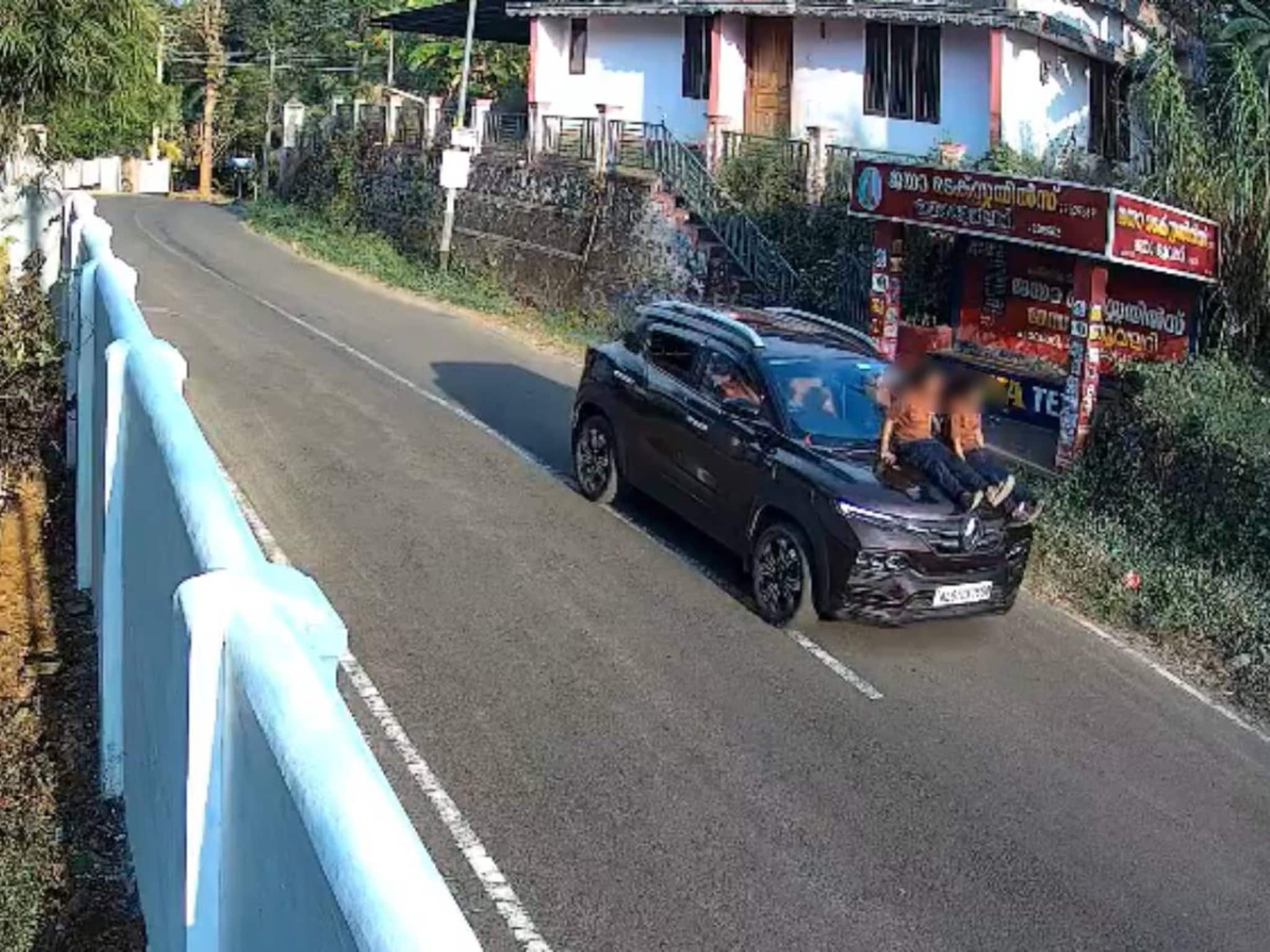 കോട്ടയത്ത് കാറിന്റെ ബോണറ്റിൽ കുട്ടികളെ ഇരുത്തി സാഹസിക യാത്ര നടത്തിയ യുവാവ് അറസ്റ്റിൽ കോട്ടയത്ത് കാറിന്റെ ബോണറ്റിൽ കുട്ടികളെ ഇരുത്തി സാഹസിക യാത്ര നടത്തിയ യുവാവ് അറസ്റ്റിൽ