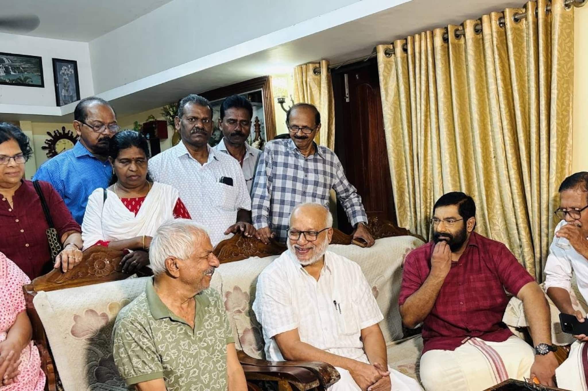 ബിജെപിയും കോൺഗ്രസും ലീഗും പണംകൊടുത്ത് വോട്ട് വാങ്ങിയെന്ന് എം എ ബേബി; സിപിഎമ്മിൻ്റെ ഗൃഹസന്ദർശനത്തിന് തുടക്കമായി ബിജെപിയും കോൺഗ്രസും ലീഗും പണംകൊടുത്ത് വോട്ട് വാങ്ങിയെന്ന് എം എ ബേബി; സിപിഎമ്മിൻ്റെ ഗൃഹസന്ദർശനത്തിന് തുടക്കമായി