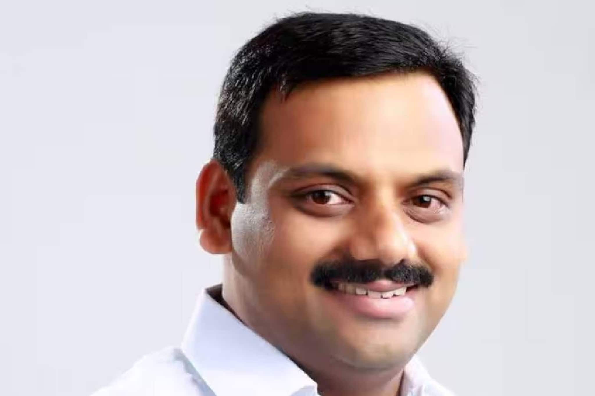 പൊലീസ് ഉദ്യോഗസ്ഥരെ കൈയേറ്റം ചെയ്ത കേസിൽ ഡീൻ കുര്യാക്കോസ് എംപിക്ക് അറസ്റ്റ് വാറൻ്റ് പൊലീസ് ഉദ്യോഗസ്ഥരെ കൈയേറ്റം ചെയ്ത കേസിൽ ഡീൻ കുര്യാക്കോസ് എംപിക്ക് അറസ്റ്റ് വാറൻ്റ്