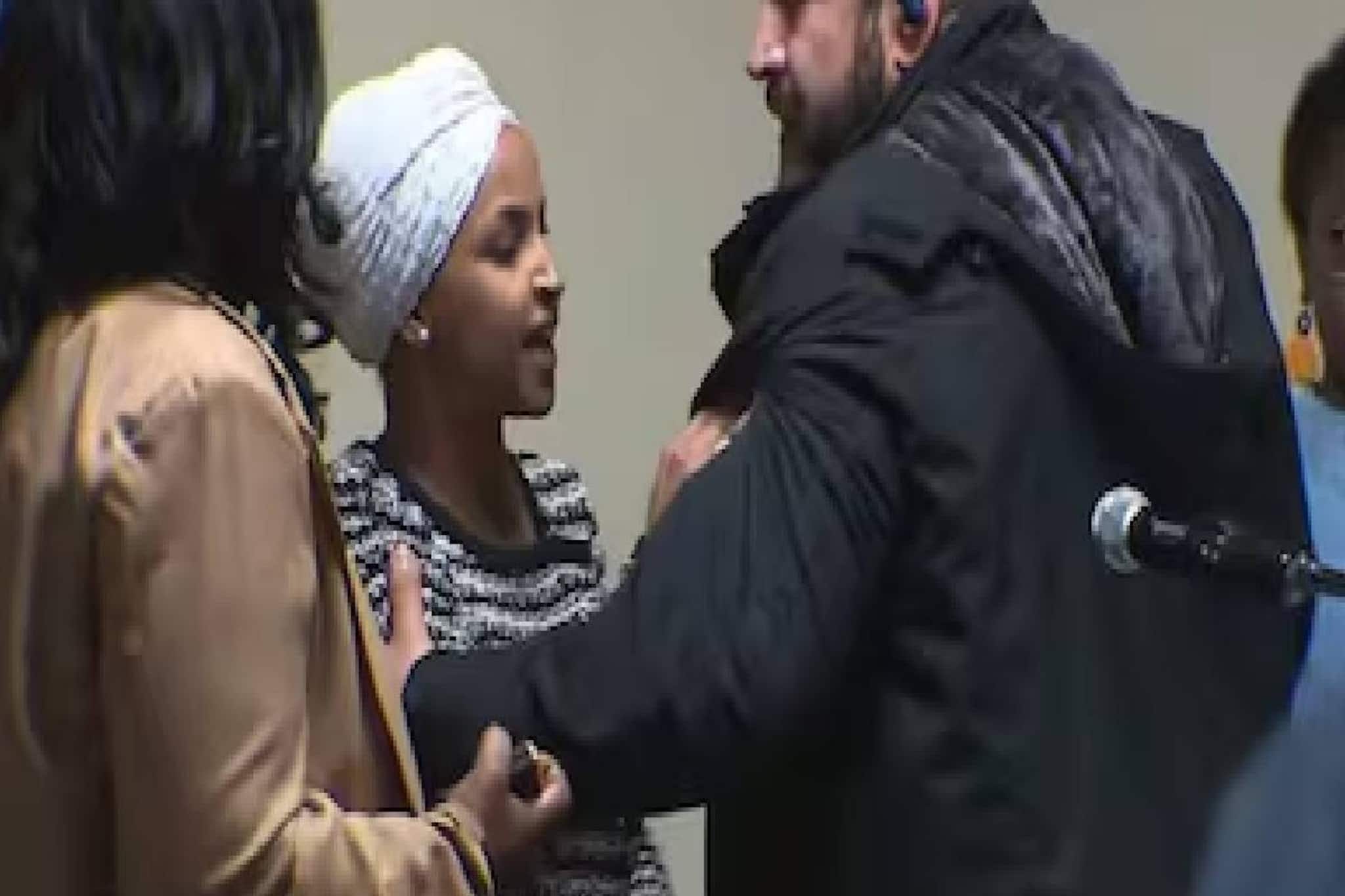 ട്രംപിനെ എതിർക്കുന്ന യുഎസ് കോണ്‍ഗ്രസ് പ്രതിനിധി ഇല്‍ഹാന്‍ ഒമറിന്റെ ദേഹത്ത് നാറുന്ന ദ്രാവകം ഒഴിച്ചു