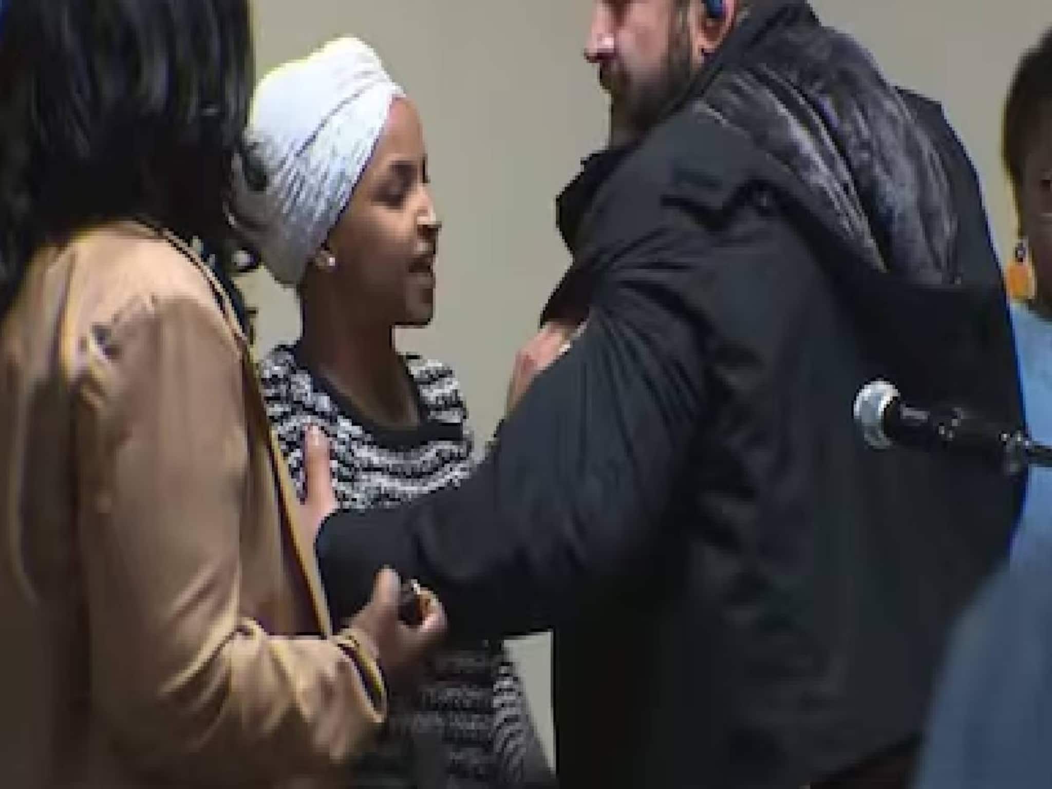 ട്രംപിനെ എതിർക്കുന്ന യുഎസ് കോണ്‍ഗ്രസ് പ്രതിനിധി ഇല്‍ഹാന്‍ ഒമറിന്റെ ദേഹത്ത് നാറുന്ന ദ്രാവകം ഒഴിച്ചു