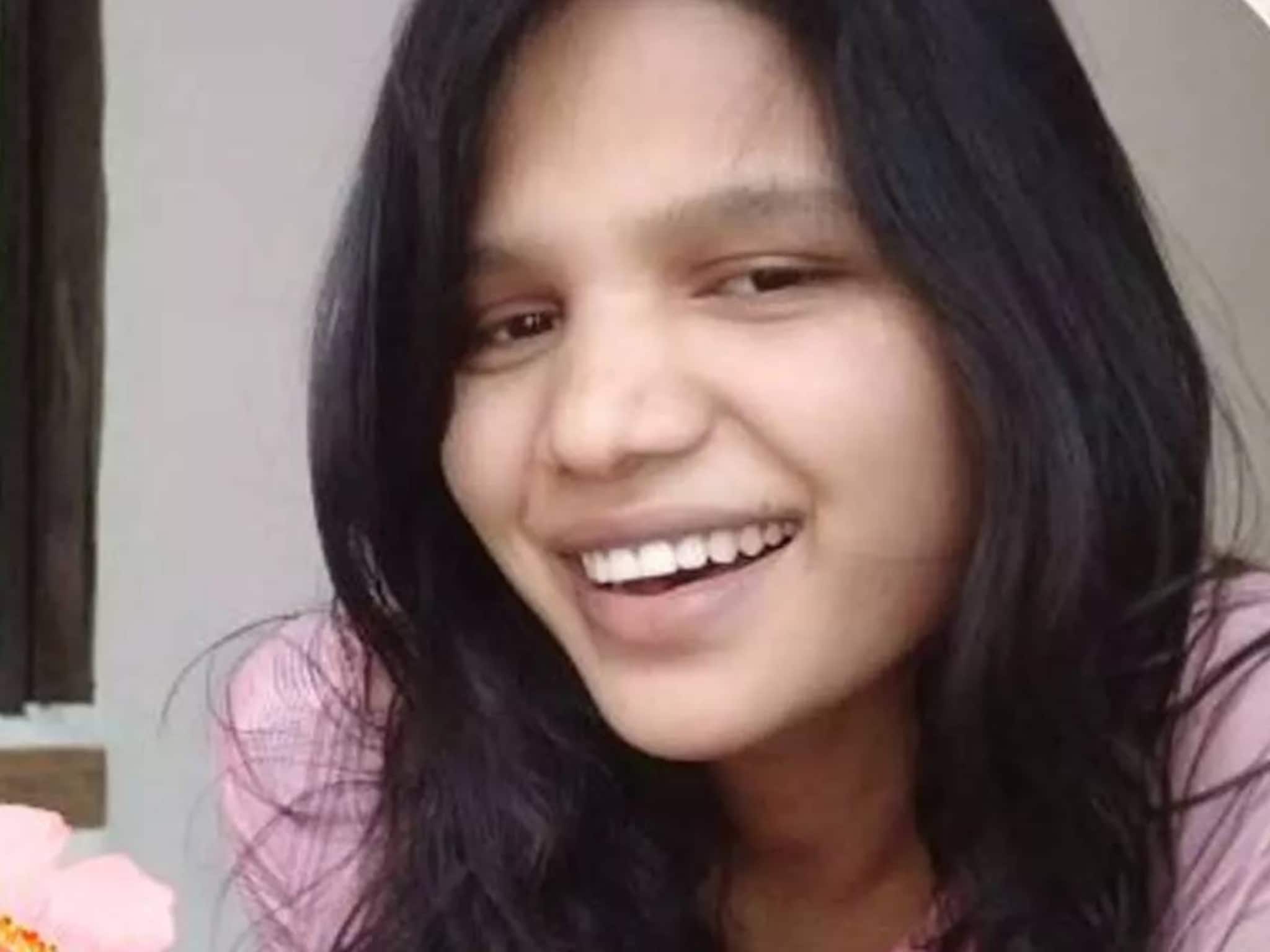 മലയാളിയുടെ ഹൃദയവുമായി ദുർഗകാമിയുടെ അന്ത്യ വിശ്രമം കളമശേരി സഭാ സെമിത്തേരിയിൽ മലയാളിയുടെ ഹൃദയവുമായി ദുർഗകാമിയുടെ അന്ത്യ വിശ്രമം കളമശേരി സഭാ സെമിത്തേരിയിൽ