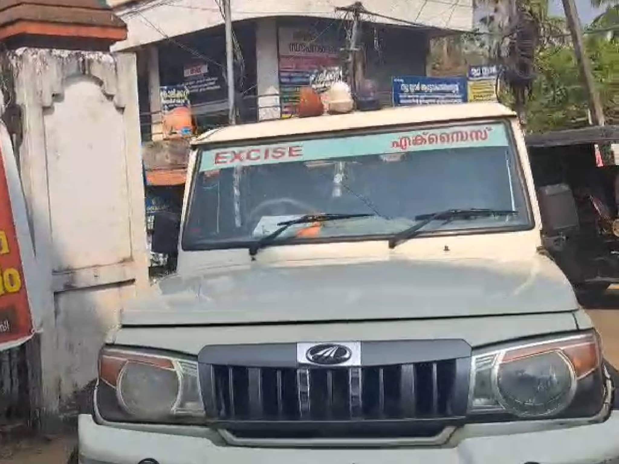 ഇത്തവണ രക്ഷപെടുത്താൻ നാട്ടുകാർ ഉണ്ടായില്ല; വ്യാജമദ്യവിൽപന നടത്തിയ ആളെ മഫ്തിയിലെത്തി പിടികൂടി എക്സൈസ് സംഘം ഇത്തവണ രക്ഷപെടുത്താൻ നാട്ടുകാർ ഉണ്ടായില്ല; വ്യാജമദ്യവിൽപന നടത്തിയ ആളെ മഫ്തിയിലെത്തി പിടികൂടി എക്സൈസ് സംഘം