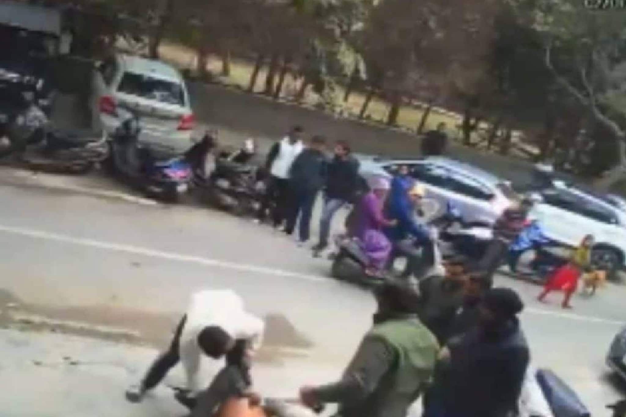 ജിം ഉടമയെ മർദിച്ചു, ഭാര്യയെ അപമാനിച്ചു, മകനെ നഗ്നനാക്കി തെരുവിലിട്ട് തല്ലി; സിസിടിവി ദൃശ്യങ്ങൾ പുറത്ത് ജിം ഉടമയെ മർദിച്ചു, ഭാര്യയെ അപമാനിച്ചു, മകനെ നഗ്നനാക്കി തെരുവിലിട്ട് തല്ലി; സിസിടിവി ദൃശ്യങ്ങൾ പുറത്ത്