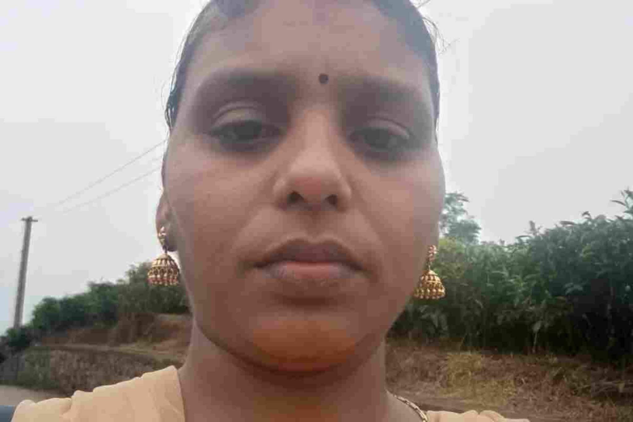 യുവതി വീടിനുള്ളിൽ രക്തം വാർന്ന് മരിച്ച നിലയിൽ; ഭർത്താവ് ഒളിവിൽ യുവതി വീടിനുള്ളിൽ രക്തം വാർന്ന് മരിച്ച നിലയിൽ; ഭർത്താവ് ഒളിവിൽ