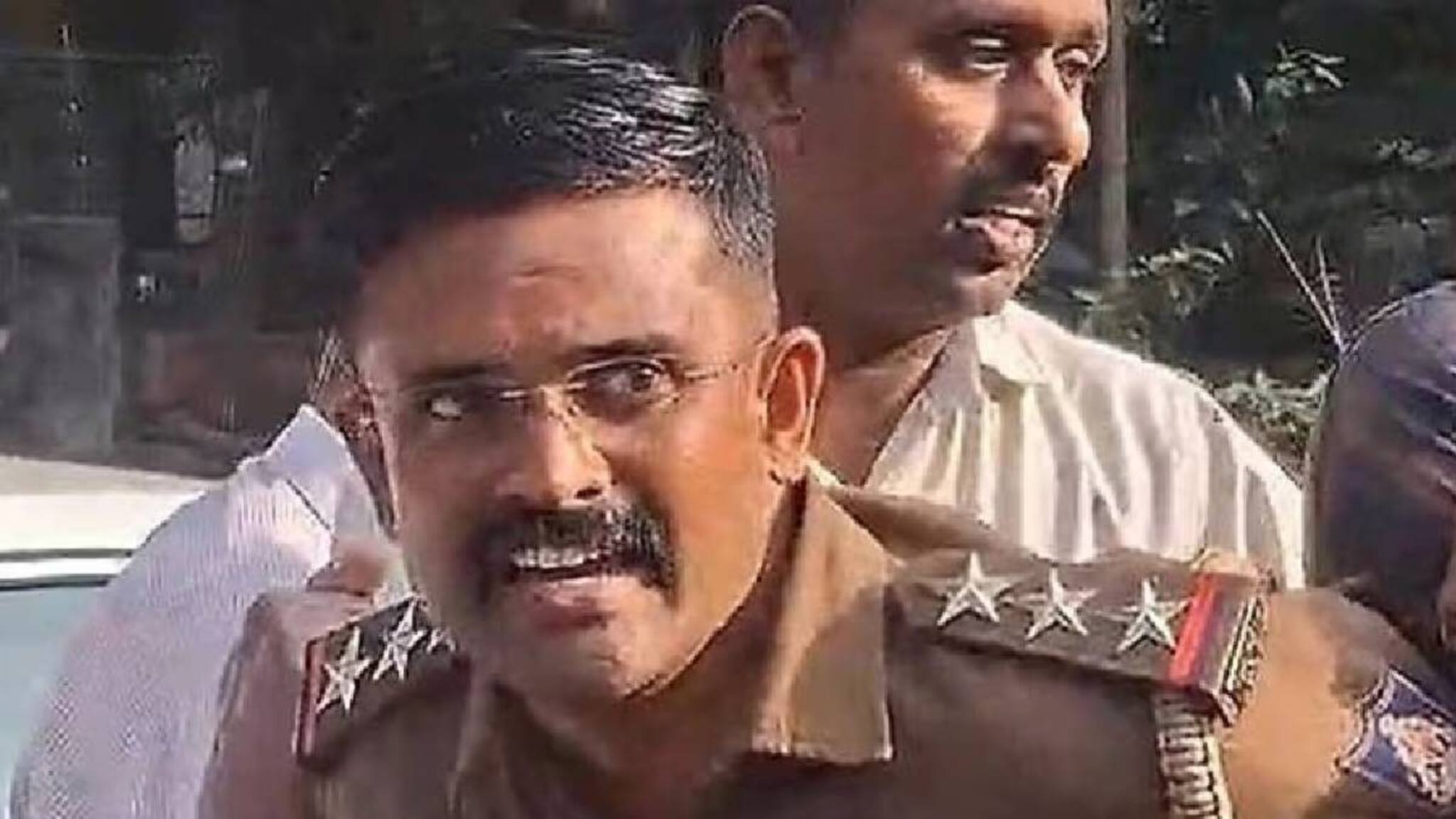 നാല് ലക്ഷം രൂപ കൈക്കൂലി വാങ്ങുമ്പോൾ പിടിയിലാകവേ കൊച്ചുകുട്ടിയേപ്പോലെ പൊട്ടിക്കരഞ്ഞ് പൊലീസ് ഇൻസ്‌പെക്ടർ