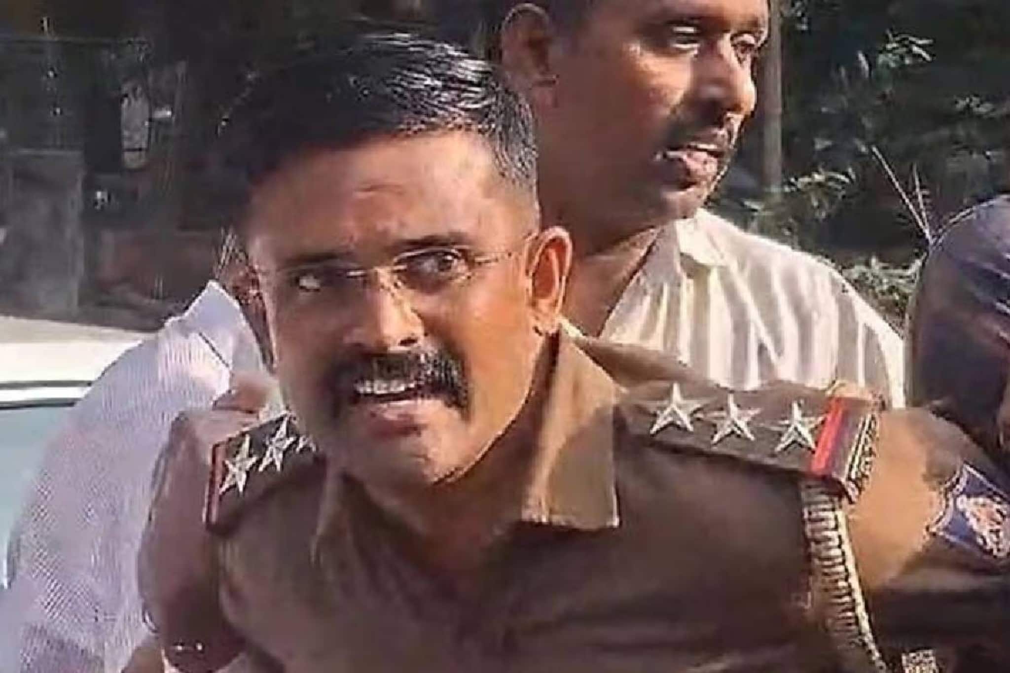 നാല് ലക്ഷം രൂപ കൈക്കൂലി വാങ്ങുമ്പോൾ പിടിയിലാകവേ കൊച്ചുകുട്ടിയേപ്പോലെ പൊട്ടിക്കരഞ്ഞ് പൊലീസ് ഇൻസ്‌പെക്ടർ