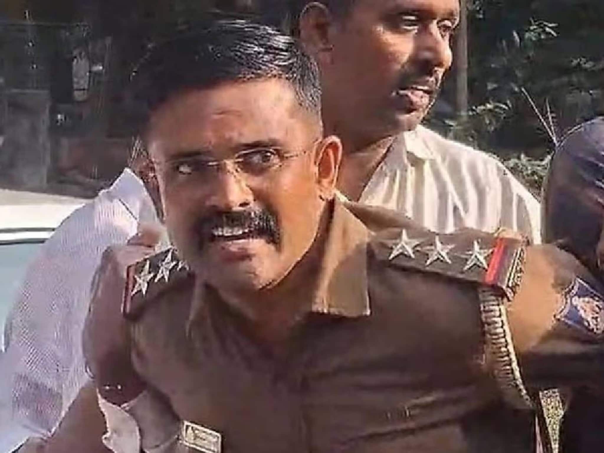 നാല് ലക്ഷം രൂപ കൈക്കൂലി വാങ്ങുമ്പോൾ പിടിയിലാകവേ കൊച്ചുകുട്ടിയേപ്പോലെ പൊട്ടിക്കരഞ്ഞ് പൊലീസ് ഇൻസ്‌പെക്ടർ