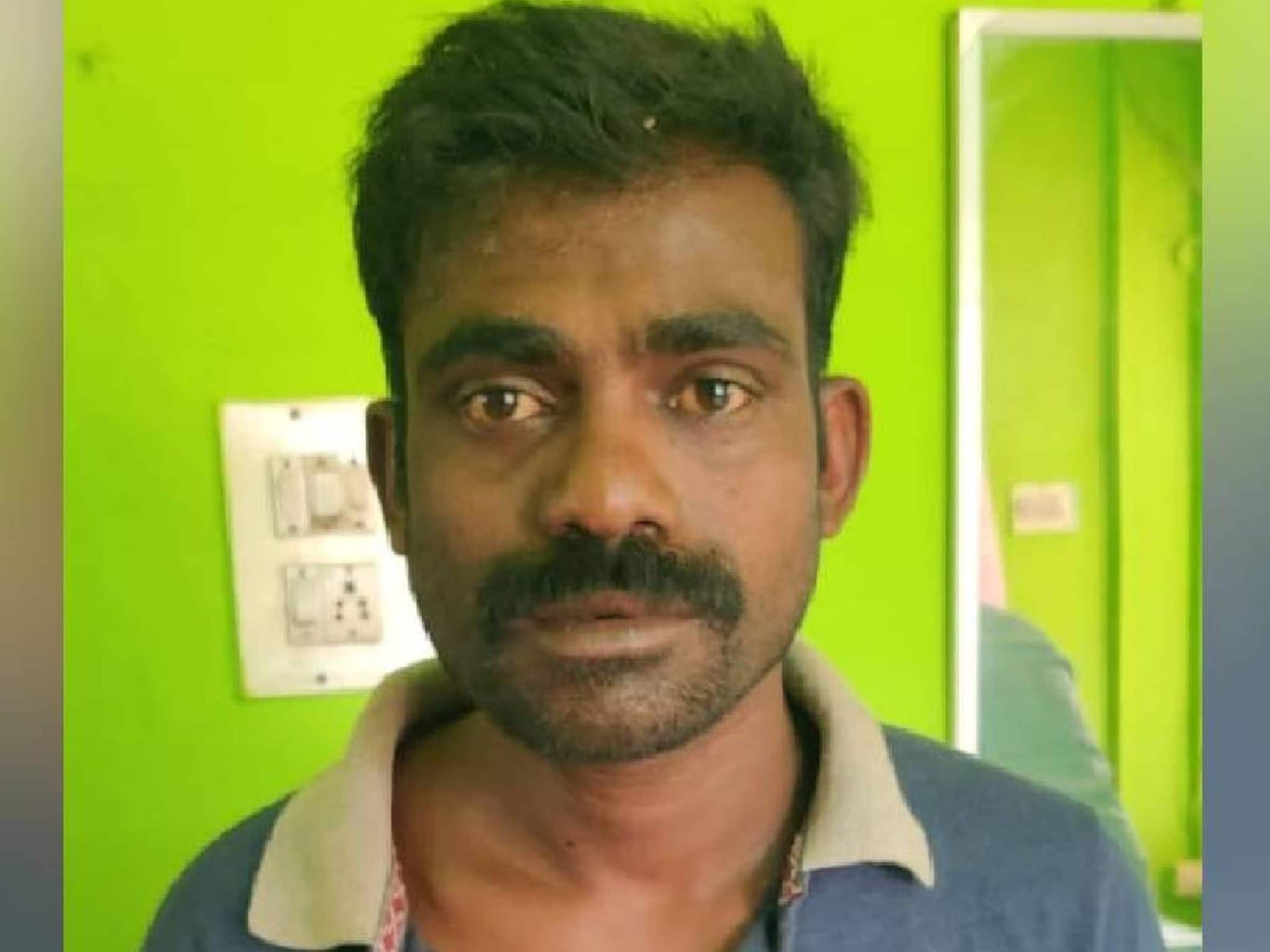 കണ്ണൂരിൽ പെൺകുട്ടിയോട് ലൈംഗികാതിക്രമം നടത്തിയ പ്രതി അറസ്റ്റിന് പിന്നാലെ പൊലീസ് വാഹനം തകർത്തു കണ്ണൂരിൽ പെൺകുട്ടിയോട് ലൈംഗികാതിക്രമം നടത്തിയ പ്രതി അറസ്റ്റിന് പിന്നാലെ പൊലീസ് വാഹനം തകർത്തു