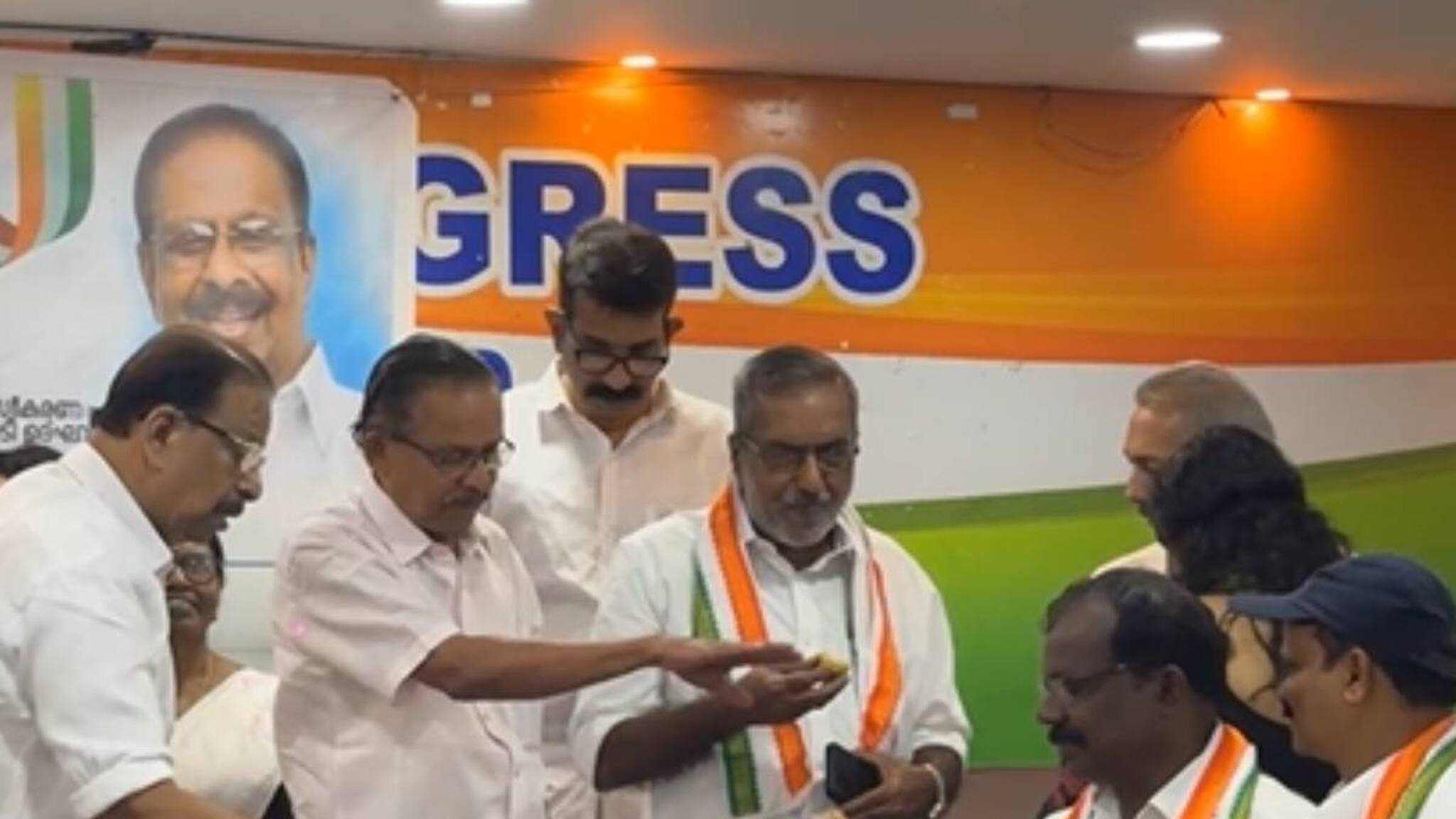 'വിസ്മയം' കണ്ണൂരിലും; NCP സംസ്ഥാന സെക്രട്ടറി ഉൾപ്പെടെ 15 നേതാക്കൾ കോൺഗ്രസില്‍ ചേർന്നു