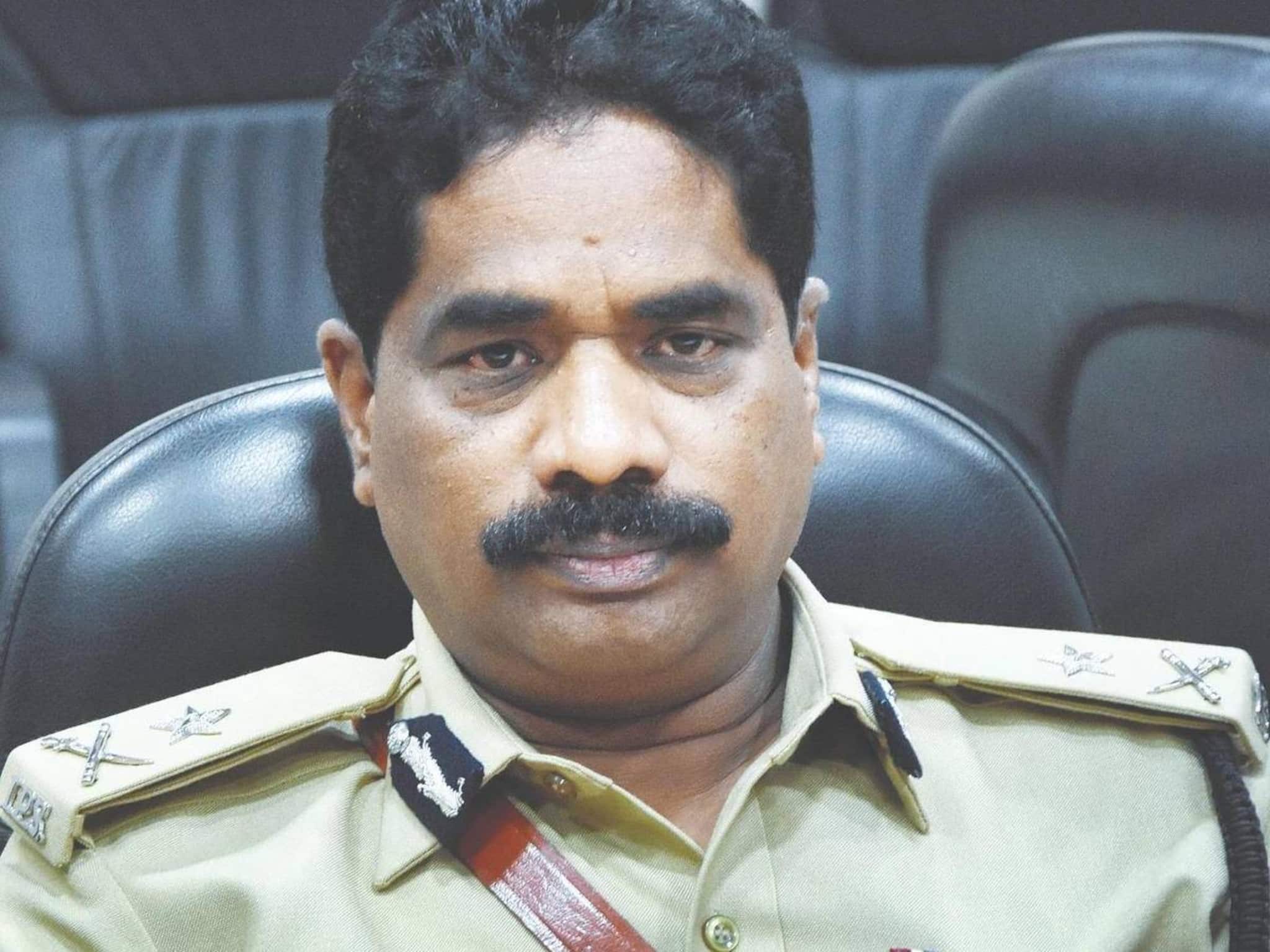 ഓഫീസ് മുറിയിൽ യുവതിയുമായി ശൃംഗാരം; കർണാടക ഡിജിപിക്ക് സസ്പെൻഷൻ