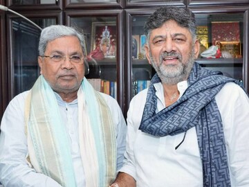 കര്ണാടക മുഖ്യമന്ത്രി സിദ്ധരാമയ്യയും ഉപമുഖ്യമന്ത്രി ഡി കെ ശിവകുമാറും കര്ണാടക മുഖ്യമന്ത്രി സിദ്ധരാമയ്യയും ഉപമുഖ്യമന്ത്രി ഡി കെ ശിവകുമാറും