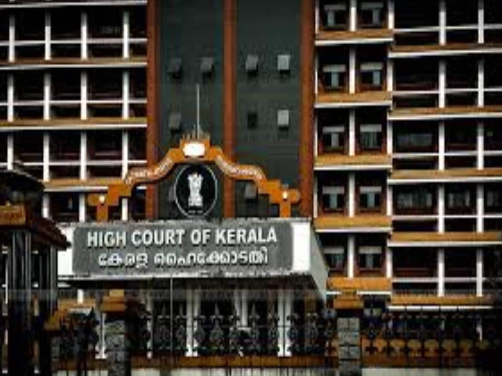 തിരുവനന്തപുരം ലോ കോളേജിൽ എസ്എഫ്ഐ നിർമിച്ച രക്തസാക്ഷി സ്തൂപ അനാച്ഛാദനം ഹൈക്കോടതി തടഞ്ഞു