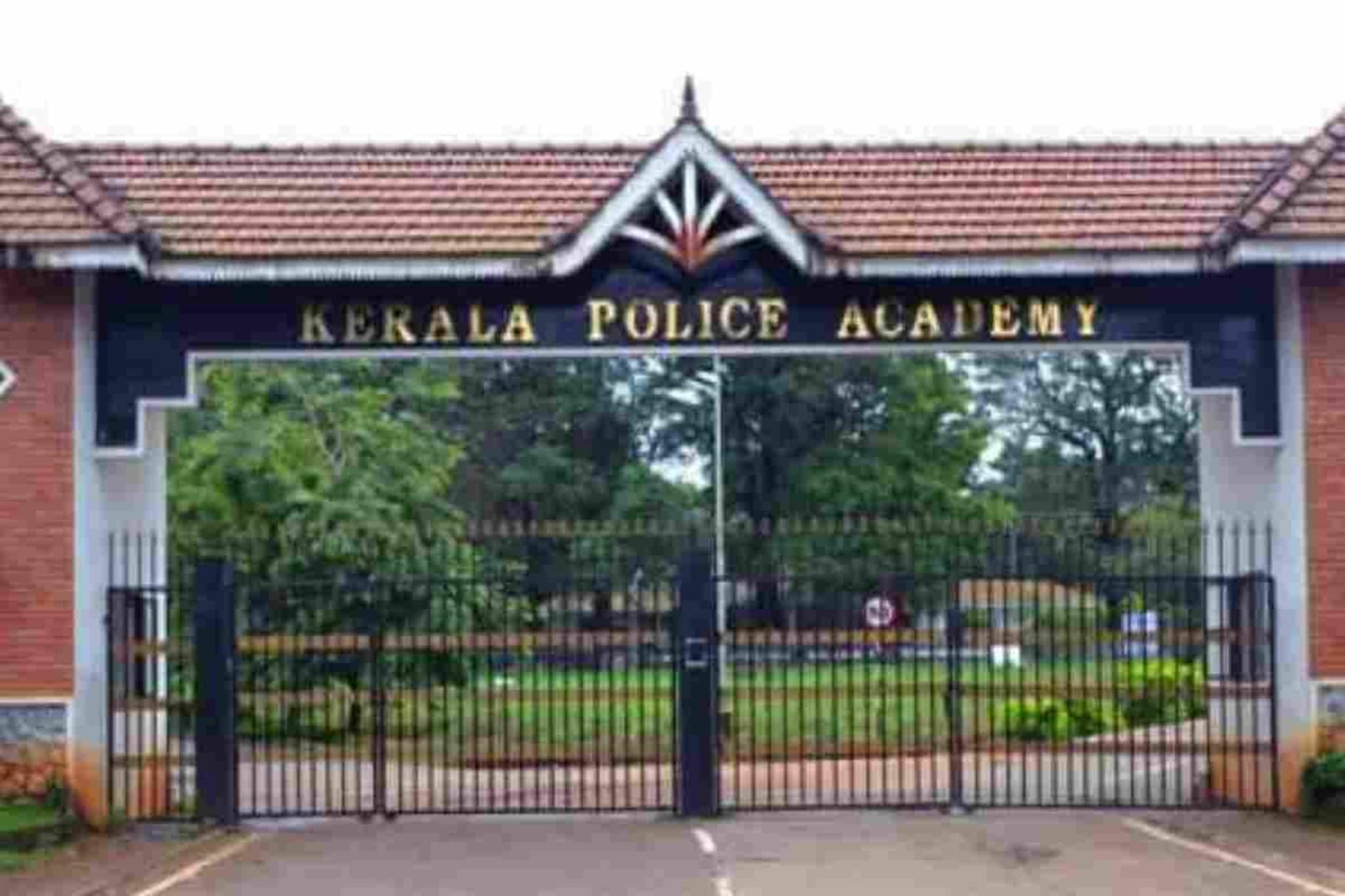 കേരള പോലീസ് അക്കാദമി കാമ്പസിൽ നിന്ന് 30 വർഷം പഴക്കമുള്ള ചന്ദനമരങ്ങൾ മുറിച്ചുകടത്തി