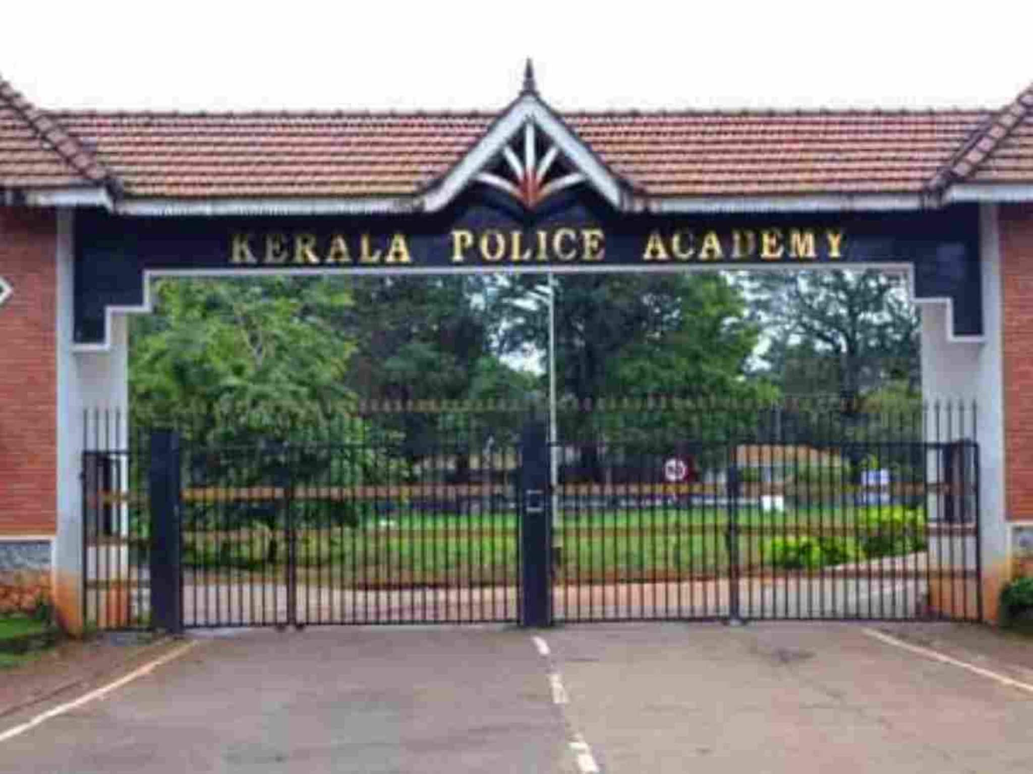 കേരള പോലീസ് അക്കാദമി കാമ്പസിൽ നിന്ന് 30 വർഷം പഴക്കമുള്ള ചന്ദനമരങ്ങൾ മുറിച്ചുകടത്തി