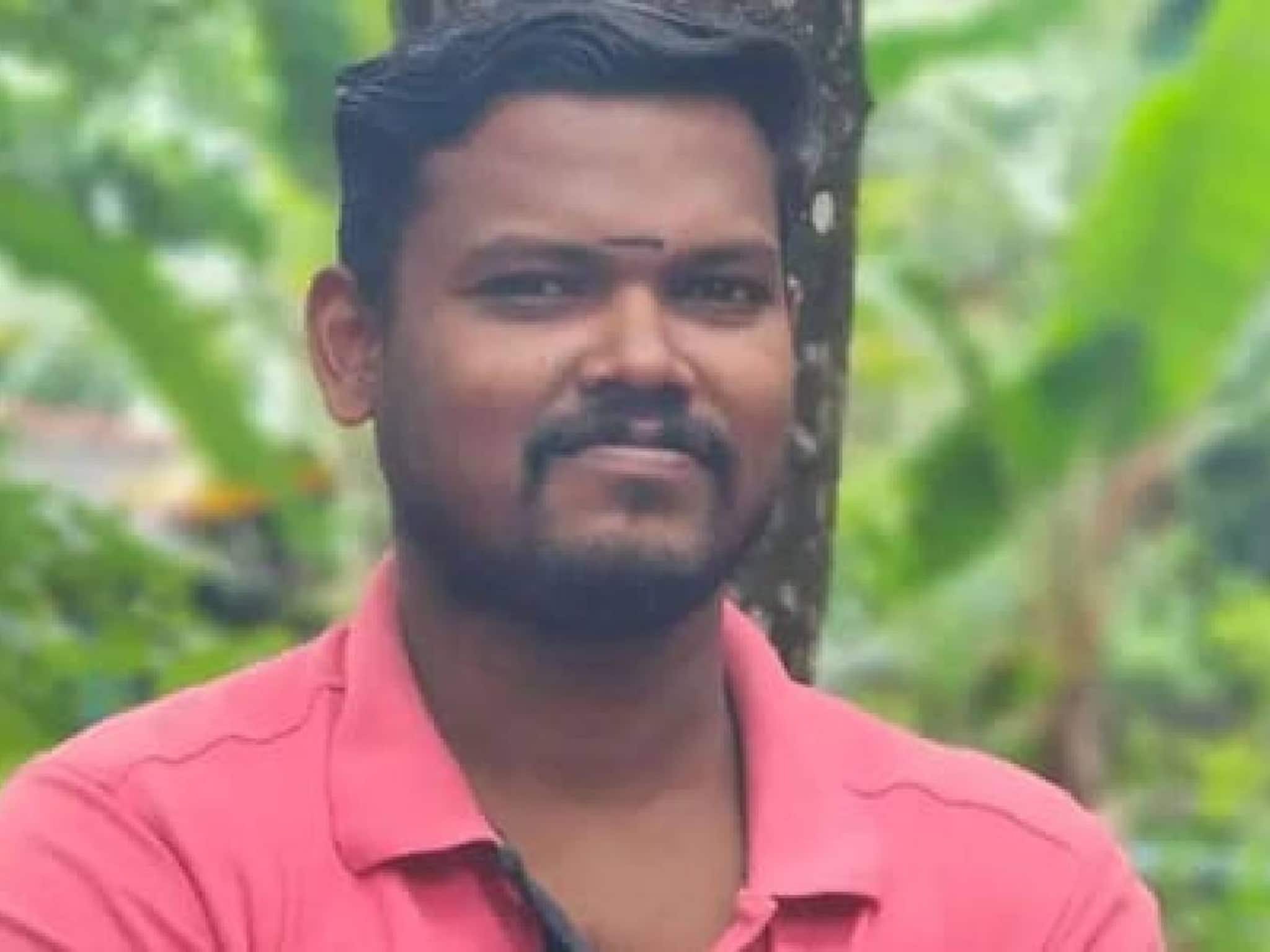 കട്ടിലിൽ കിടത്തി, കണ്ണിൽ മുളകുപൊടി വിതറി; കൊല്ലത്ത് യുവാവിനെ അച്ഛനും സഹോദരനും ചേർന്ന് തലയ്ക്കടിച്ച് കൊലപ്പെടുത്തി