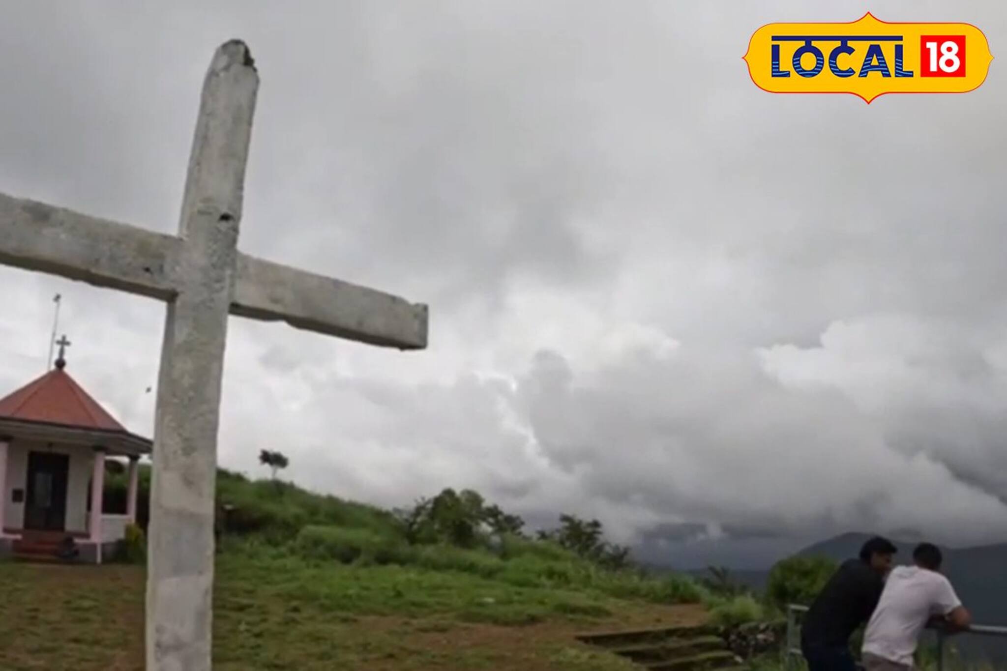 മഞ്ഞിൻ്റെ പുതപ്പണിഞ്ഞ് കൊട്ടത്തലച്ചി മല; സഞ്ചാരികളുടെ മനം കവർന്ന് കണ്ണൂരിലെ ഈ 'മലയാറ്റൂർ'
