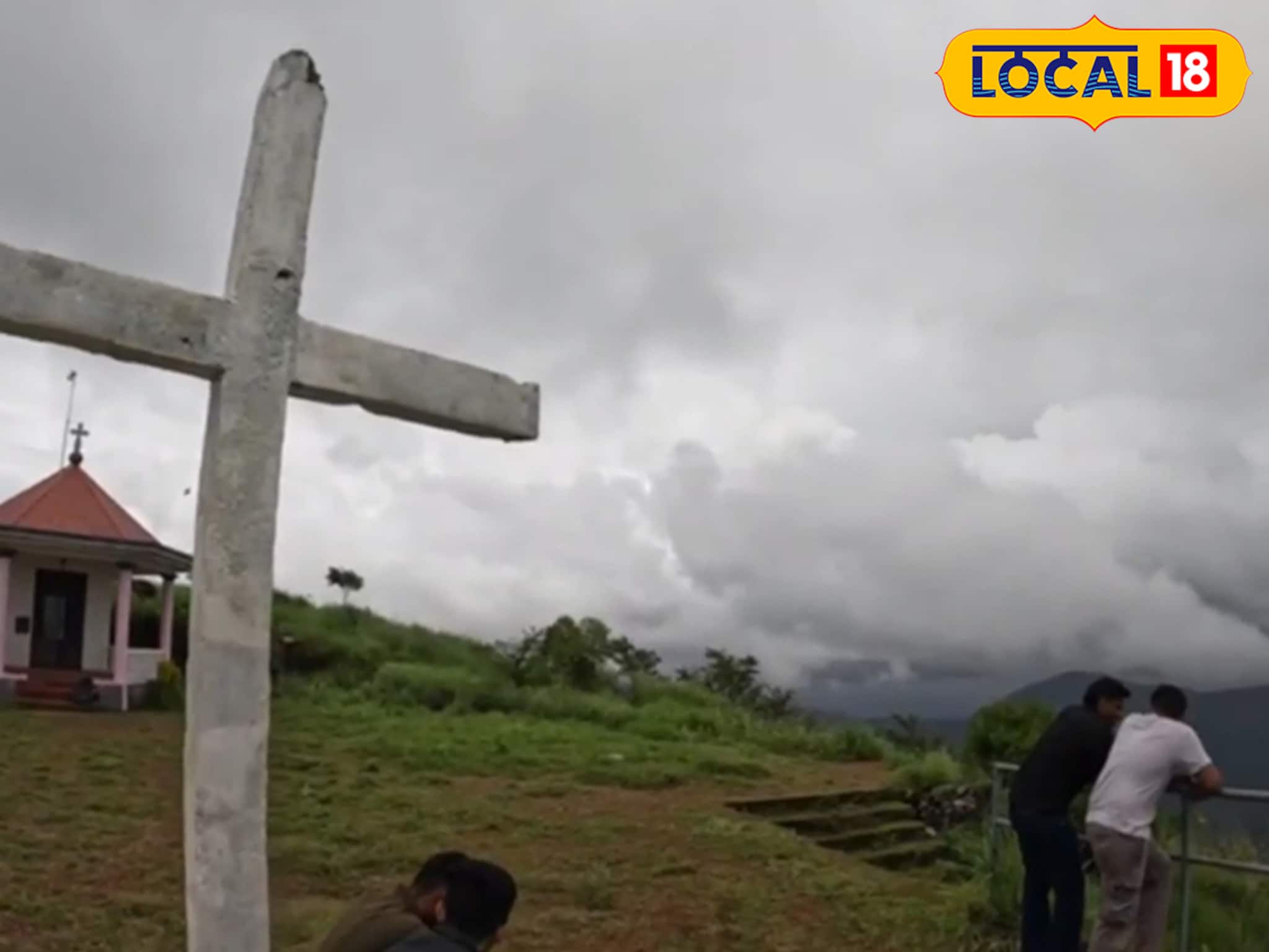 മഞ്ഞിൻ്റെ പുതപ്പണിഞ്ഞ് കൊട്ടത്തലച്ചി മല; സഞ്ചാരികളുടെ മനം കവർന്ന് കണ്ണൂരിലെ ഈ 'മലയാറ്റൂർ'