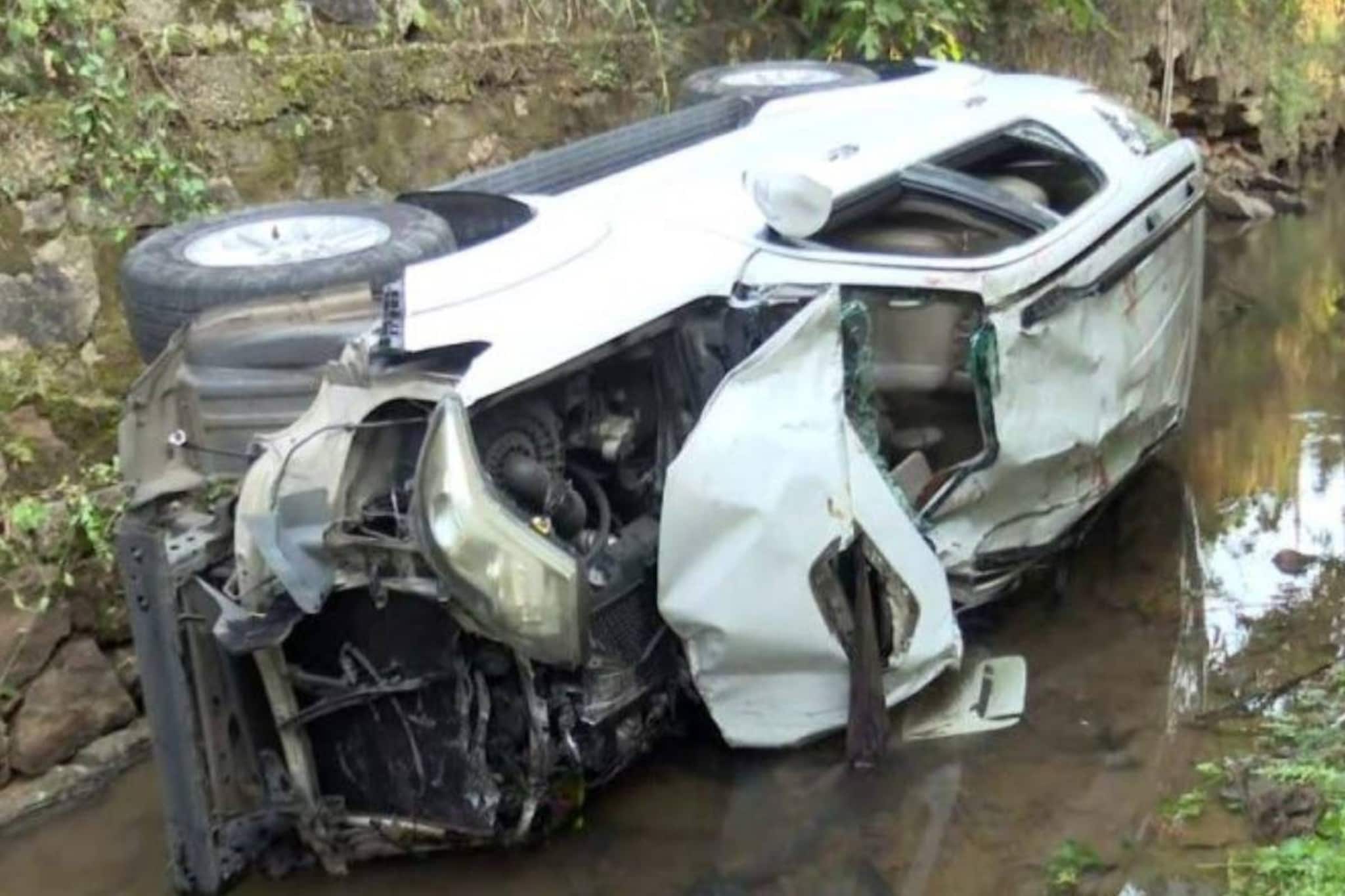 20 മിനിറ്റോളം കാറിന്റെ അടിയിൽ കുടുങ്ങി; കോട്ടയത്ത് കാര് തോട്ടിലേക്ക് വീണു ഒരാൾ മരിച്ചു; നാലുപേര്ക്ക് പരിക്ക് 20 മിനിറ്റോളം കാറിന്റെ അടിയിൽ കുടുങ്ങി; കോട്ടയത്ത് കാര് തോട്ടിലേക്ക് വീണു ഒരാൾ മരിച്ചു; നാലുപേര്ക്ക് പരിക്ക്