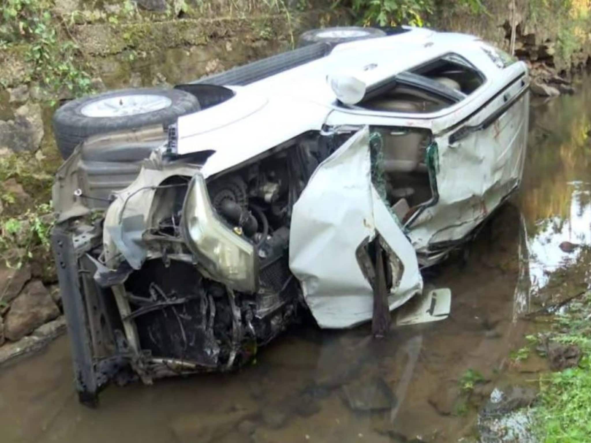 20 മിനിറ്റോളം കാറിന്റെ അടിയിൽ കുടുങ്ങി; കോട്ടയത്ത് കാര് തോട്ടിലേക്ക് വീണു ഒരാൾ മരിച്ചു; നാലുപേര്ക്ക് പരിക്ക് 20 മിനിറ്റോളം കാറിന്റെ അടിയിൽ കുടുങ്ങി; കോട്ടയത്ത് കാര് തോട്ടിലേക്ക് വീണു ഒരാൾ മരിച്ചു; നാലുപേര്ക്ക് പരിക്ക്