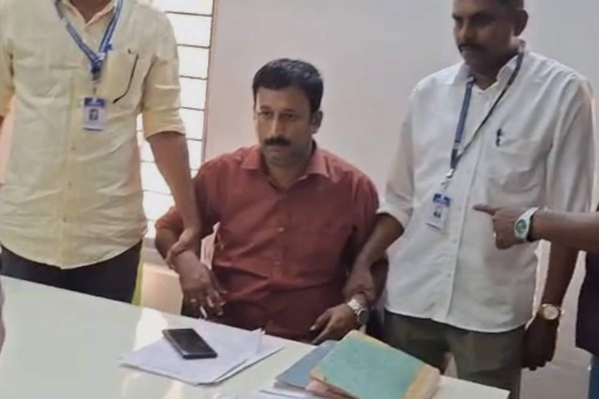 പോക്കുവരവ് ചെയ്തുകൊടുത്തതിന് 2000 രൂപ കൈക്കൂലി; കോട്ടയത്ത് വില്ലേജ് ഓഫീസർ വിജിലൻസ് പിടിയിൽ