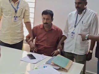 ഇളങ്ങുളം വില്ലേജ് ഓഫീസർ വിഷ്ണു ആണ് പിടിയിലായത്