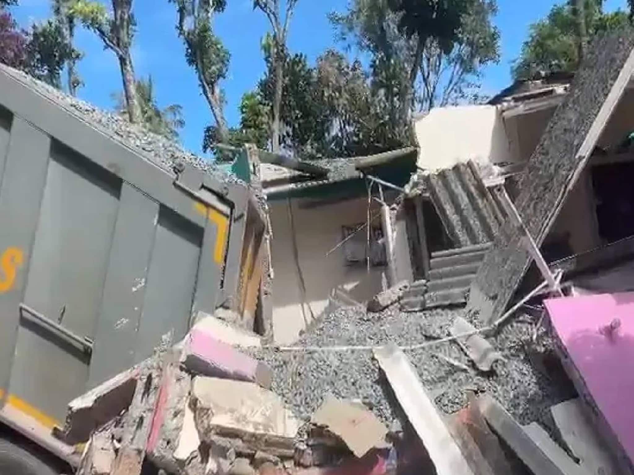 നെടുങ്കണ്ടത്ത് ടോറസ് ലോറി വീടിന് മുകളിലേക്ക് മറിഞ്ഞ് അപകടം