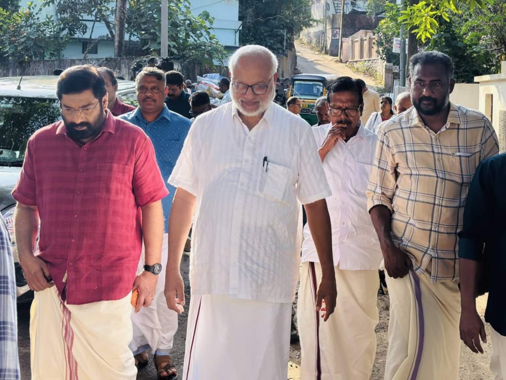 പോറ്റി പ്രശ്നമായി! പാരഡിഗാനം ആശയക്കുഴപ്പമുണ്ടാക്കിയതായി ഗൃഹസന്ദർശന വേളയില് പലരും പറഞ്ഞതായി എംഎ ബേബി പോറ്റി പ്രശ്നമായി! പാരഡിഗാനം ആശയക്കുഴപ്പമുണ്ടാക്കിയതായി ഗൃഹസന്ദർശന വേളയില് പലരും പറഞ്ഞതായി എംഎ ബേബി