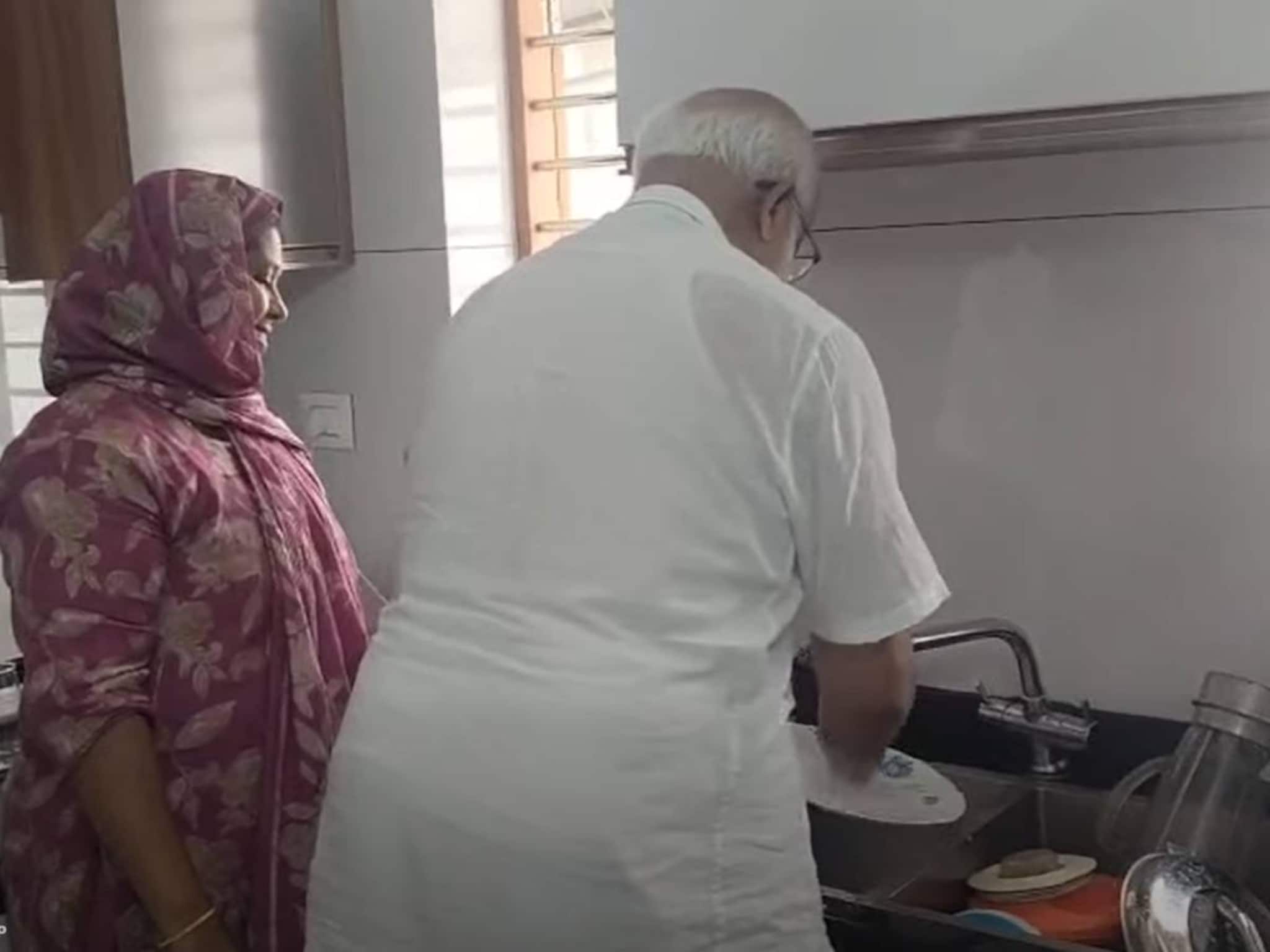 'സഖാവ് ഒരു വറ്റു പോലും ബാക്കിയാക്കാതെ കഴിച്ചു; പാത്രവും കഴുകി'; എം എ ബേബിയുടെ ഗൃഹസന്ദർശന വീഡിയോ വൈറൽ