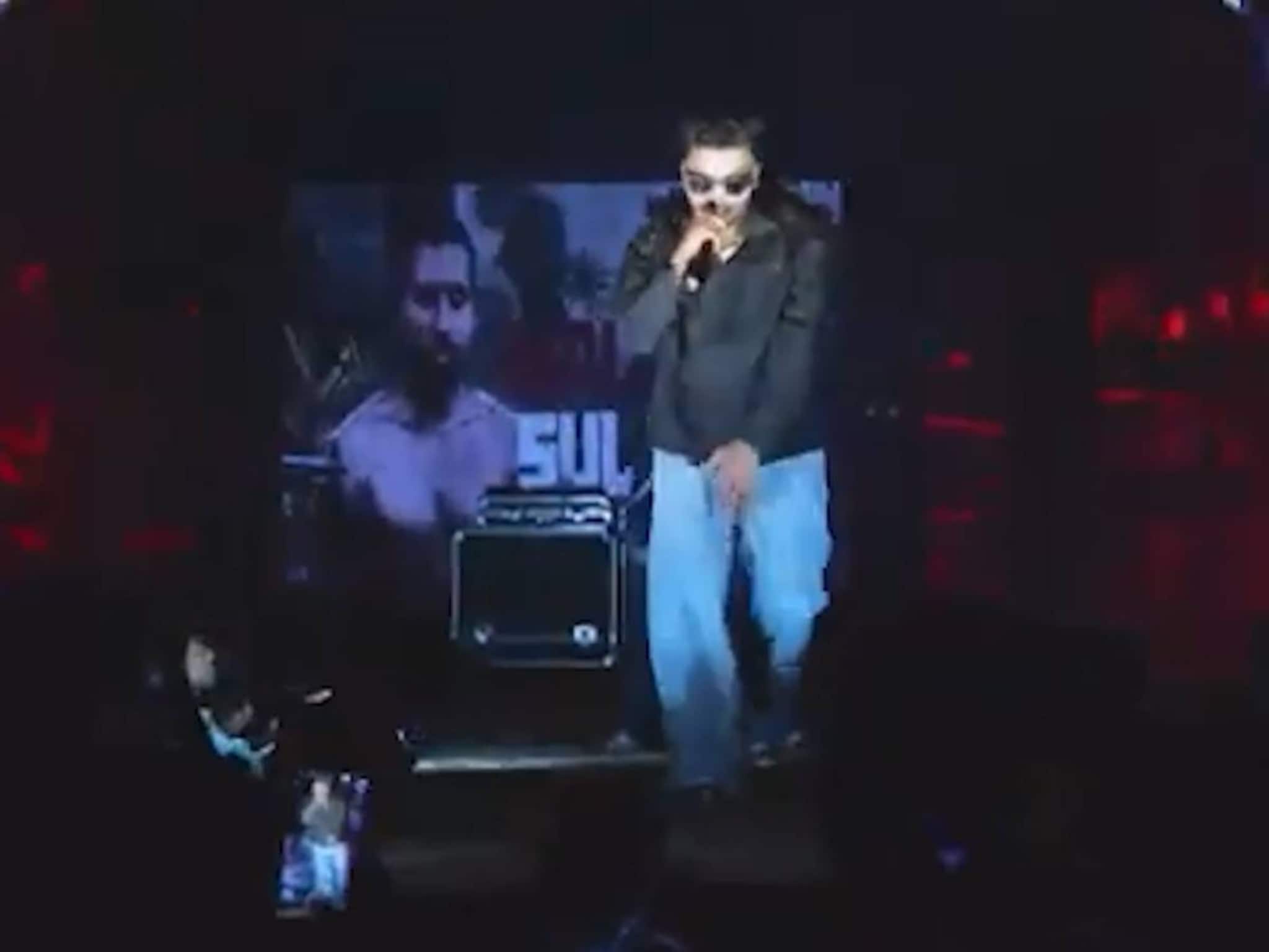 നിലമ്പൂർ പാട്ടുത്സവിൽ 'മലബാർ സുൽത്താനായി' വാരിയംകുന്നൻ; പ്രതിഷേധവുമായി ബിജെപി നിലമ്പൂർ പാട്ടുത്സവിൽ 'മലബാർ സുൽത്താനായി' വാരിയംകുന്നൻ; പ്രതിഷേധവുമായി ബിജെപി