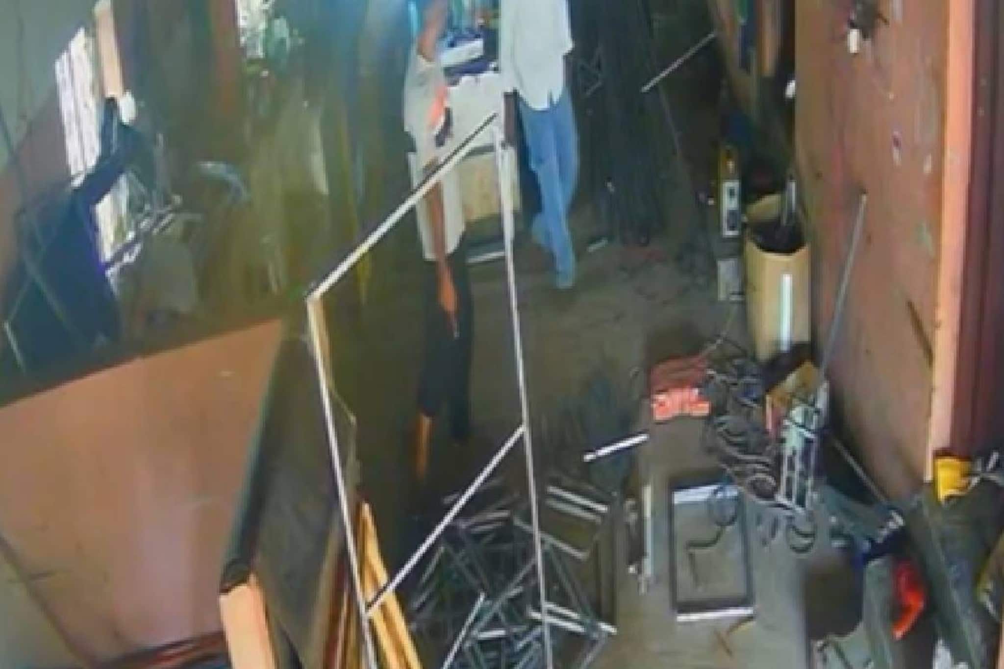 മലപ്പുറത്ത് ശമ്പളം വർധിപ്പിച്ചില്ലെന്ന് ആരോപിച്ച് ജോലി ചെയ്തിരുന്ന സ്ഥാപനം യുവാക്കൾ അടിച്ച് തകർത്തു