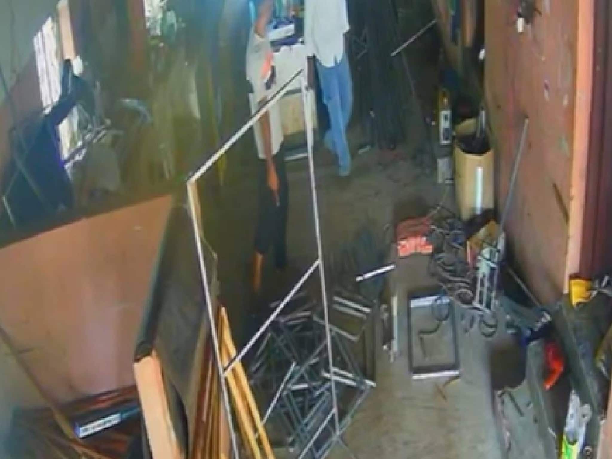 മലപ്പുറത്ത് ശമ്പളം വർധിപ്പിച്ചില്ലെന്ന് ആരോപിച്ച് ജോലി ചെയ്തിരുന്ന സ്ഥാപനം യുവാക്കൾ അടിച്ച് തകർത്തു