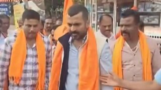 മന്ദാർ ഗൗഡ (മധ്യത്തില്‍)