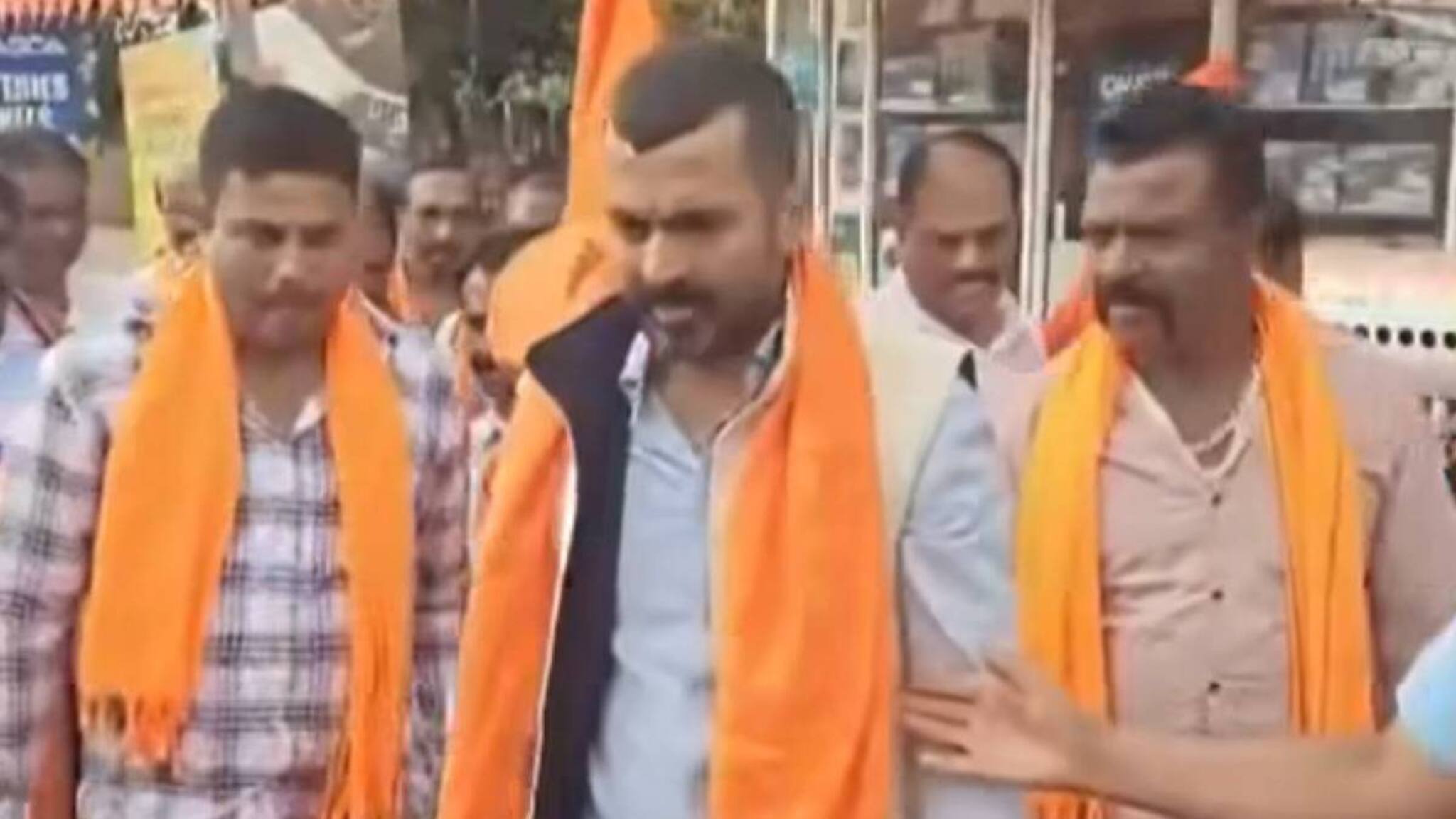 കർണാടകയിൽ കോൺഗ്രസ് എംഎൽഎ കാവി ഷാളണിഞ്ഞ് RSSന്റെ ഹിന്ദുമഹാജാഥയിൽ‌