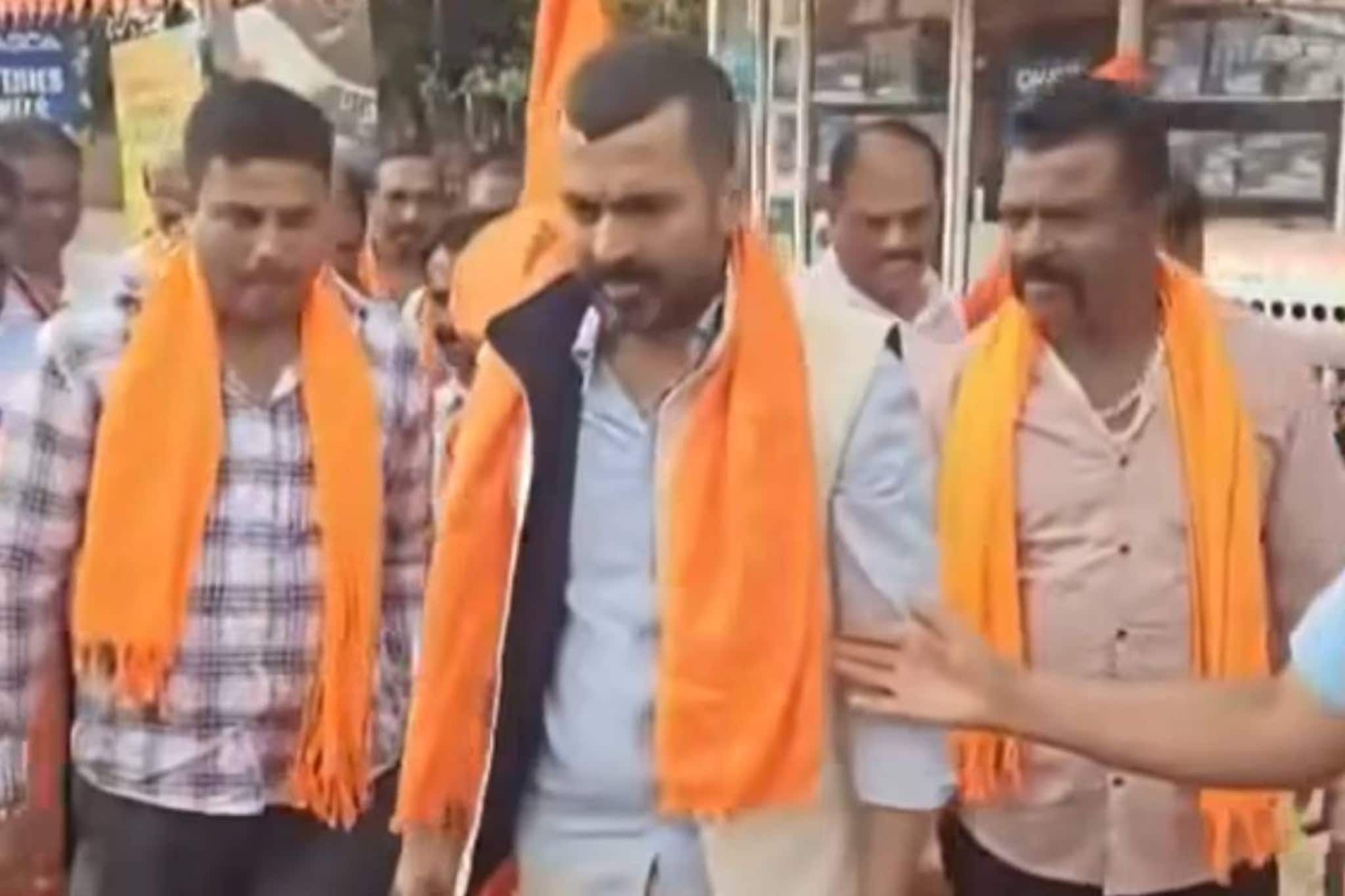 കർണാടകയിൽ കോൺഗ്രസ് എംഎൽഎ കാവി ഷാളണിഞ്ഞ് RSSന്റെ ഹിന്ദുമഹാജാഥയിൽ‌