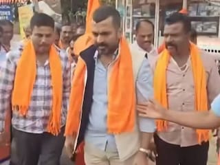 മന്ദാർ ഗൗഡ (മധ്യത്തില്‍)